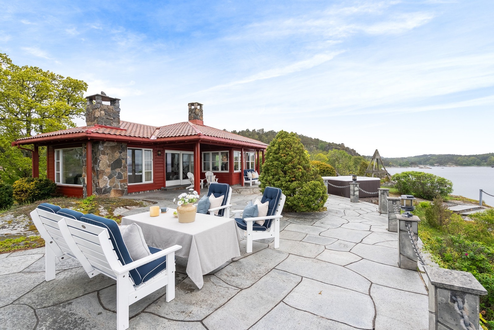 Terrasse med skifer på ca. 114 kvm som innbyr til uteopphold Galleribilde