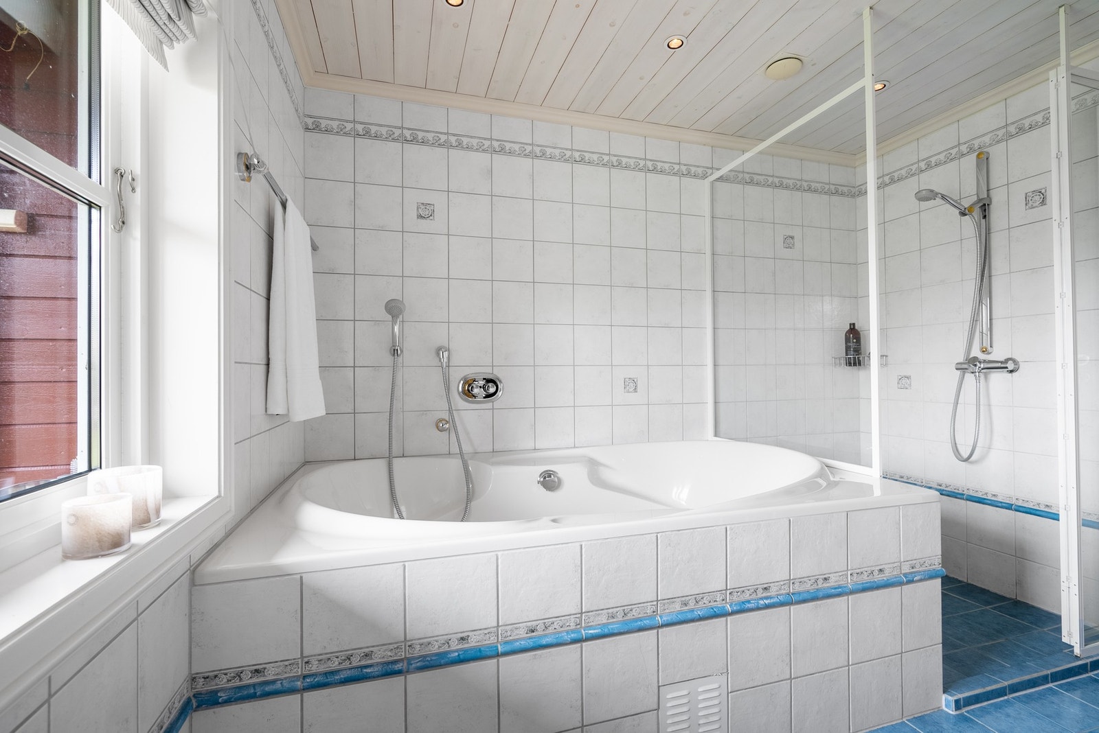 Innredet med romslig dusjnisje og innmurt badekar Galleribilde