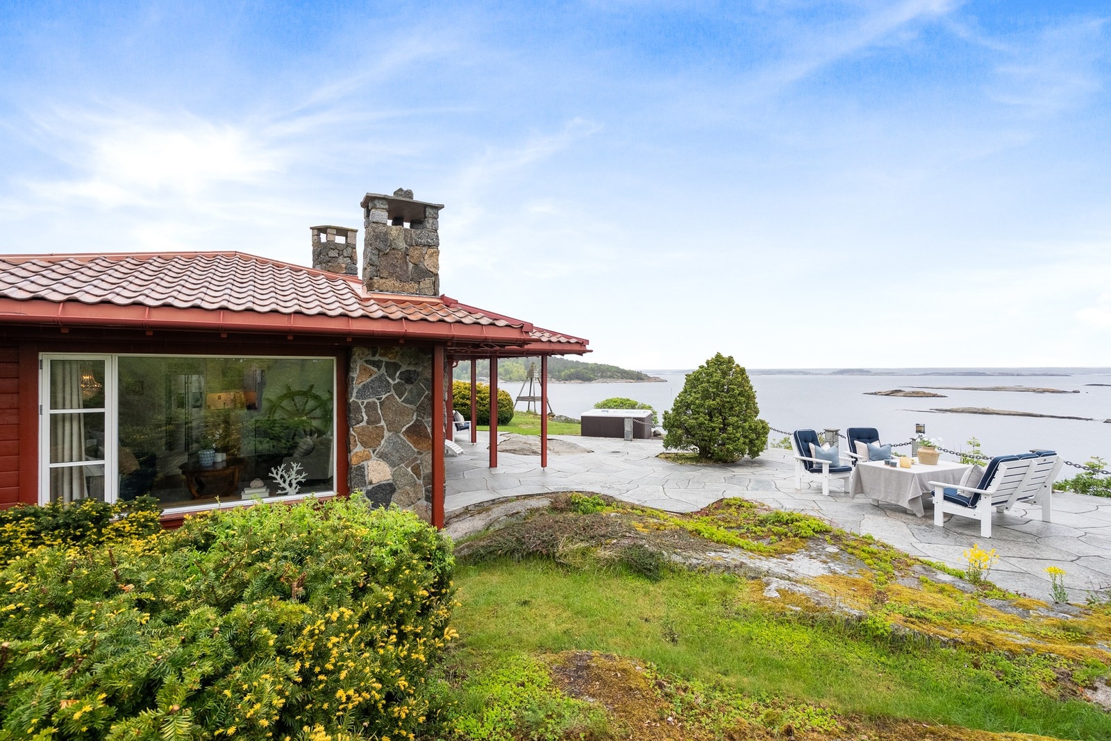 Utsikten er helt spektakulær fra terrassen og må oppleves i virkeligheten Galleribilde