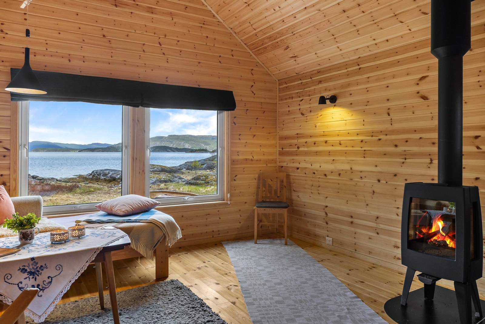 Opplev roen og hyttelivet tett på sjøen... Galleribilde