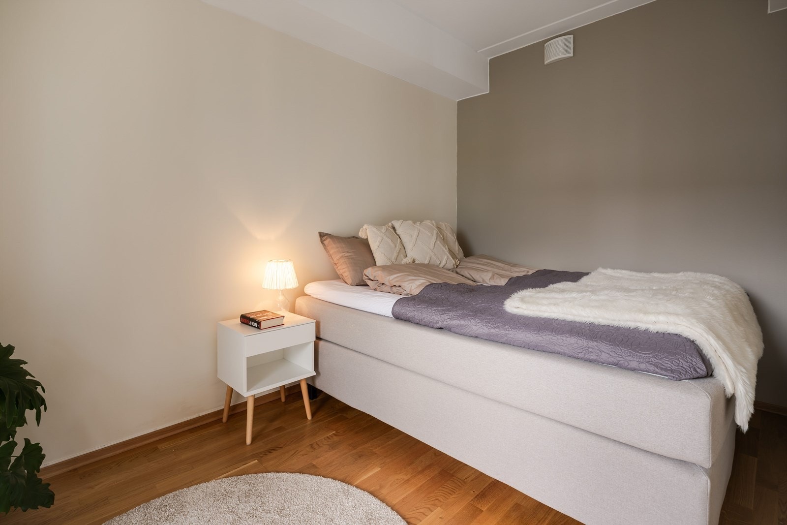 Leiligheten har to soverom, begge på 8 m². Galleribilde