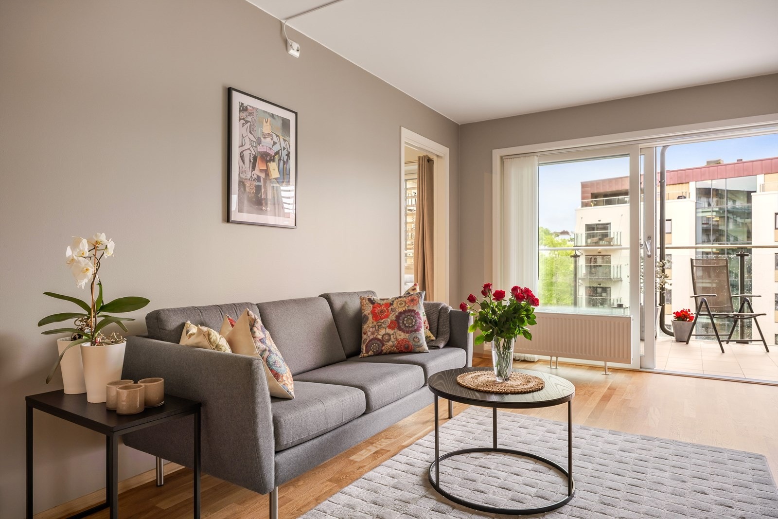 Leiligheten har oppvarming via fjernvarme og balansert ventilasjon. Noe som bidrar til lave energikostnader. Galleribilde