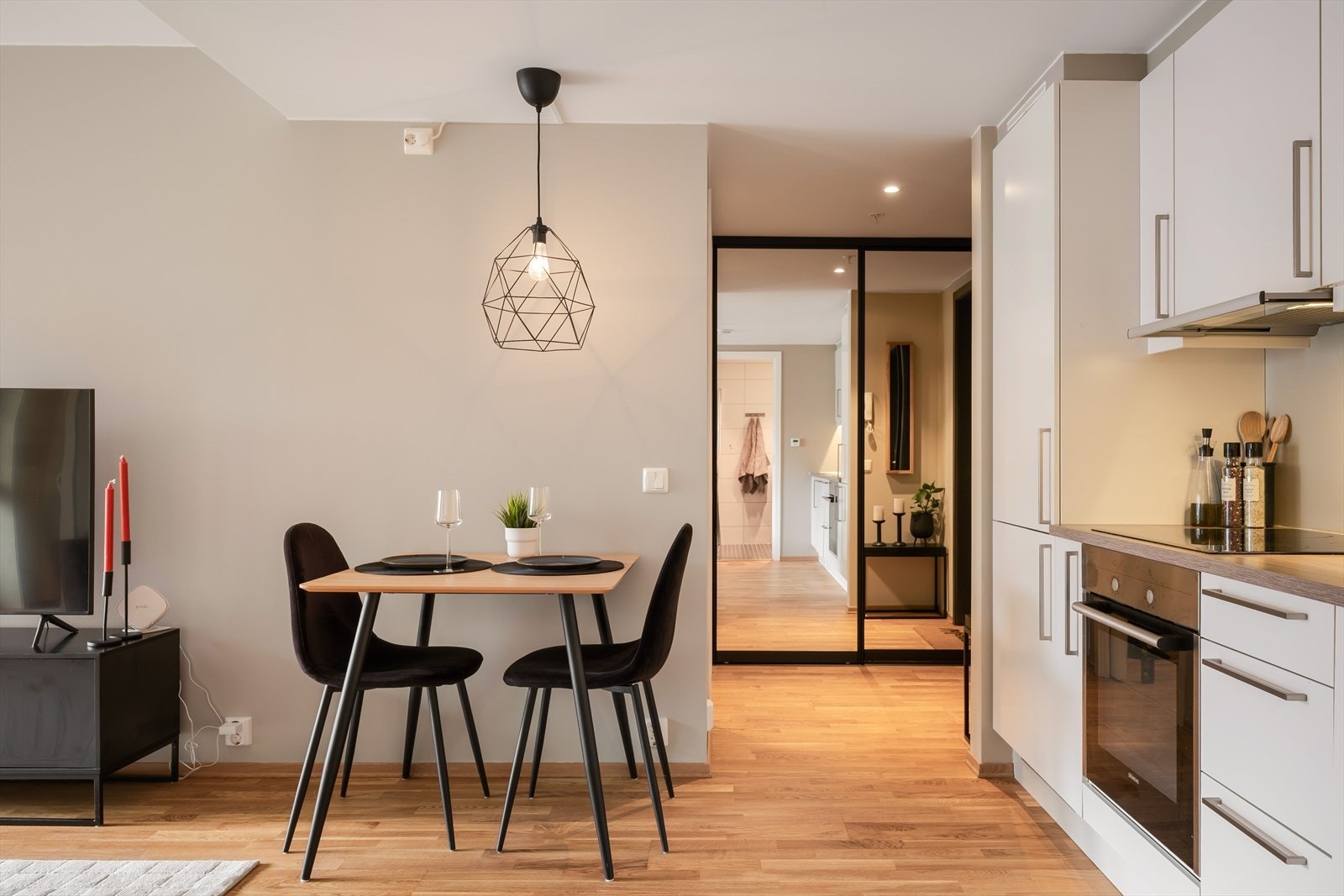 Kjøkkenet har innredning bestående av slette, hvitfolierte skrog, tidløse håndtak og laminert benkeplate. Leiligheten har god plass til spisebord. Galleribilde