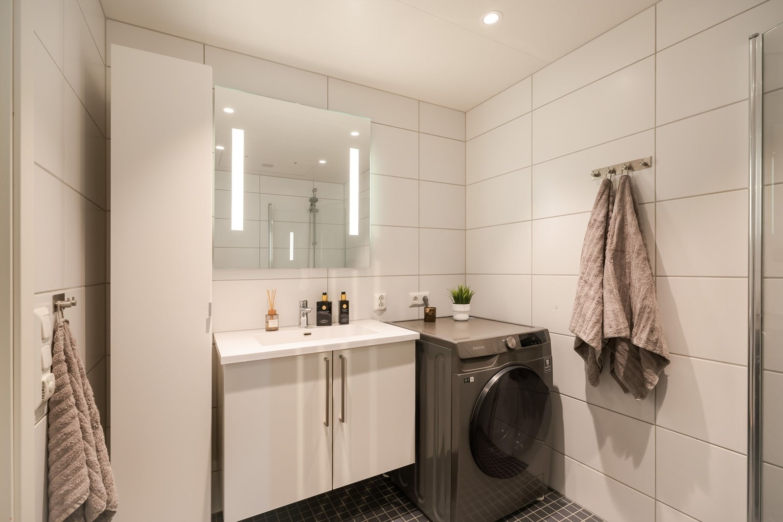 Badet har fått tilstandsgrad 1 av takstmann og har baderoms innredning fra HTH. Galleribilde