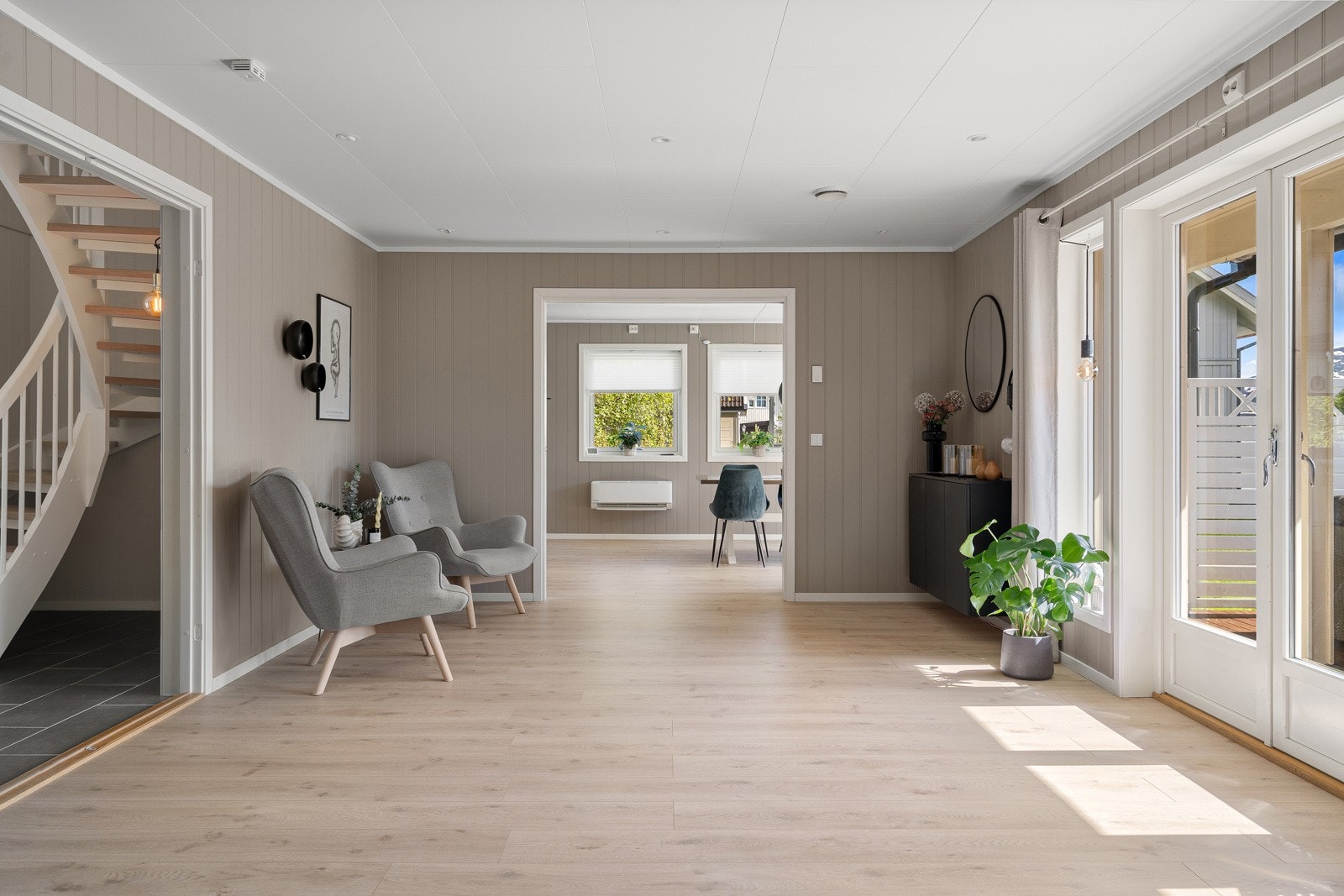 Stor og lys stue med tidsriktige fargevalg.