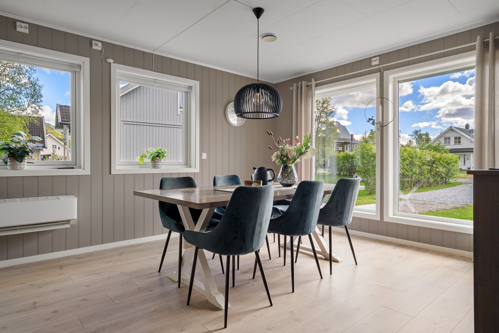 Plass til stort spisebord.