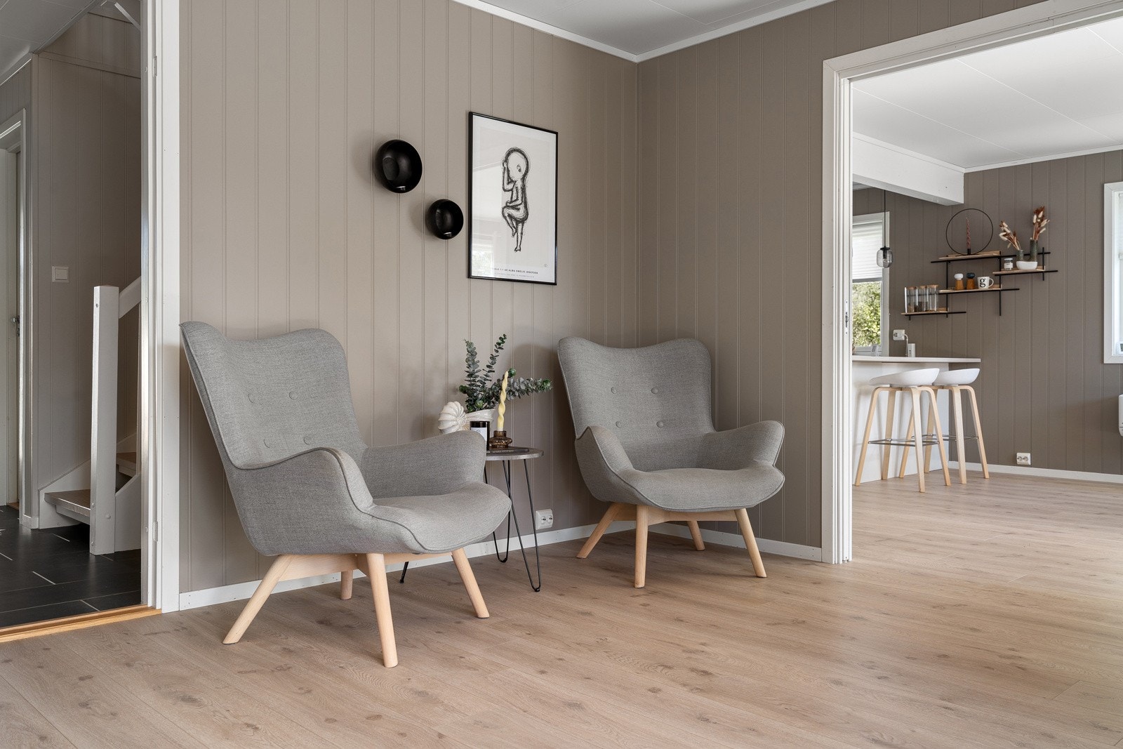 Boligen varmes opp med vannbårenvarme, elektrisitet og vedfyring.