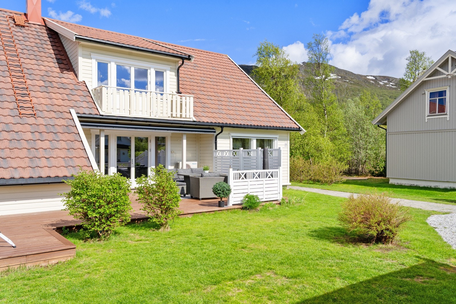 Opparbeidet plen rundt hele huset.