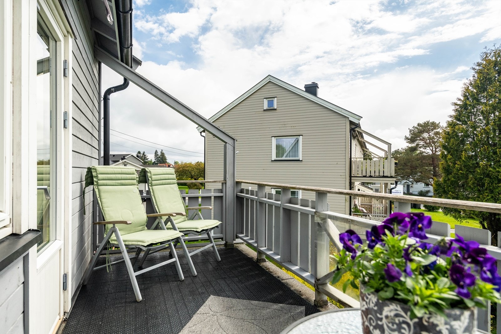 Terrasse med fint utsyn over fellesarealer. Meget gode solforhold. Galleribilde
