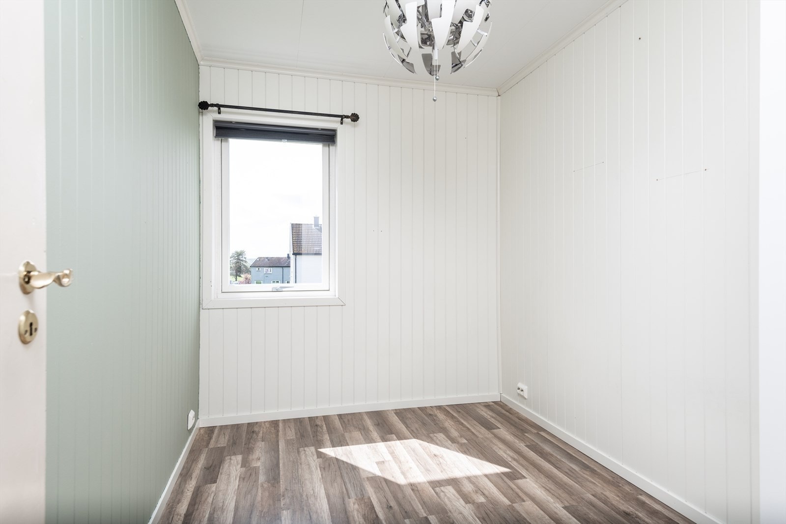 Rommet har malte vegger og gulv av laminat. Galleribilde