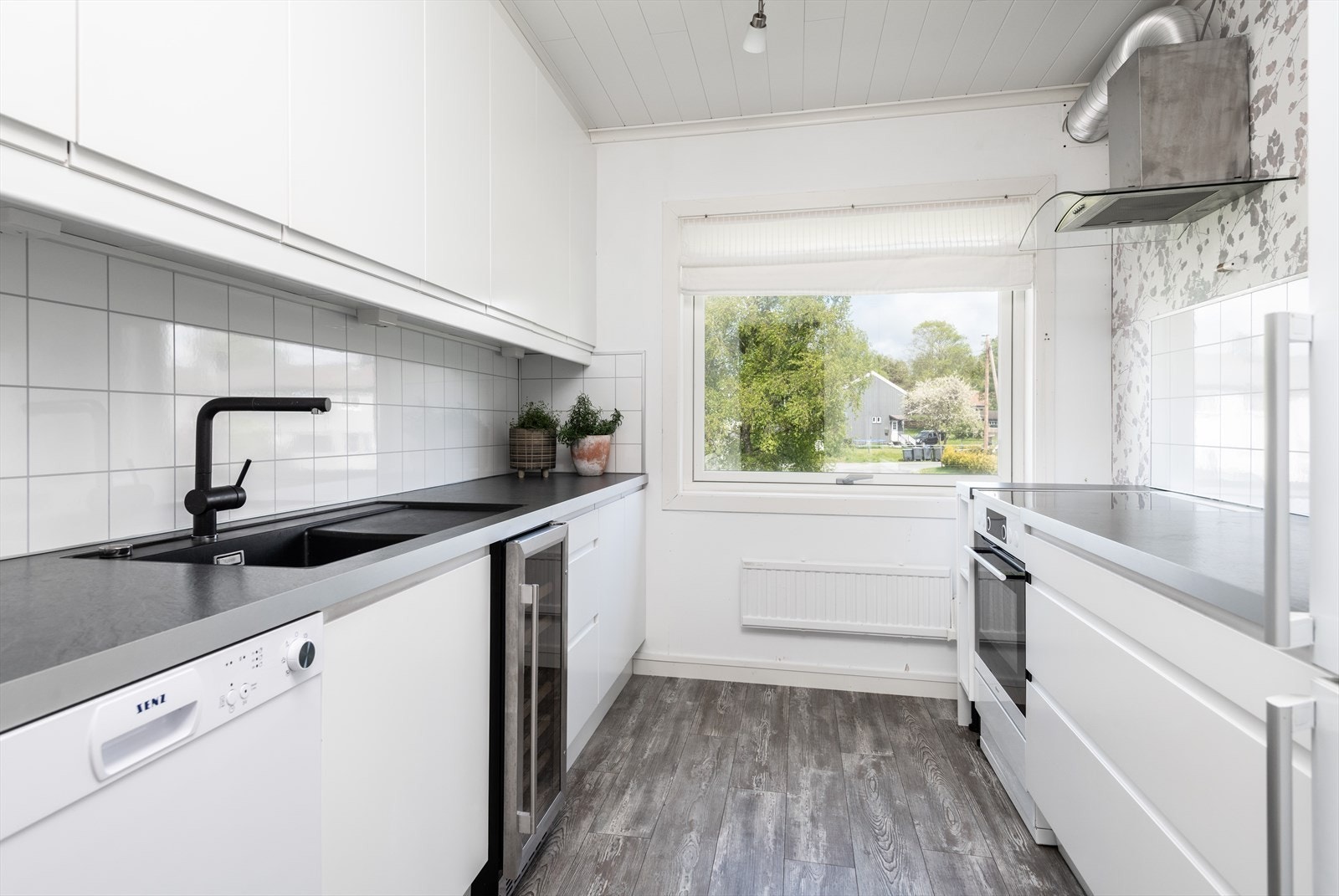 Kjøkkenet har glatte fronter og laminat benkeplate, samt mekanisk avtrekk. Galleribilde