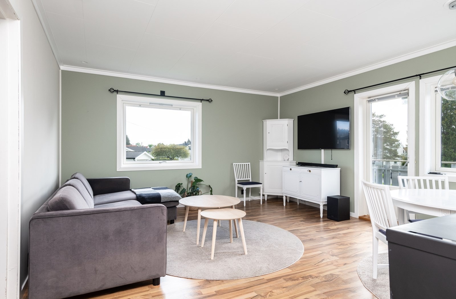 Fra stuen er det direkte tilgang til verandaen for utendørs nytelse. Galleribilde