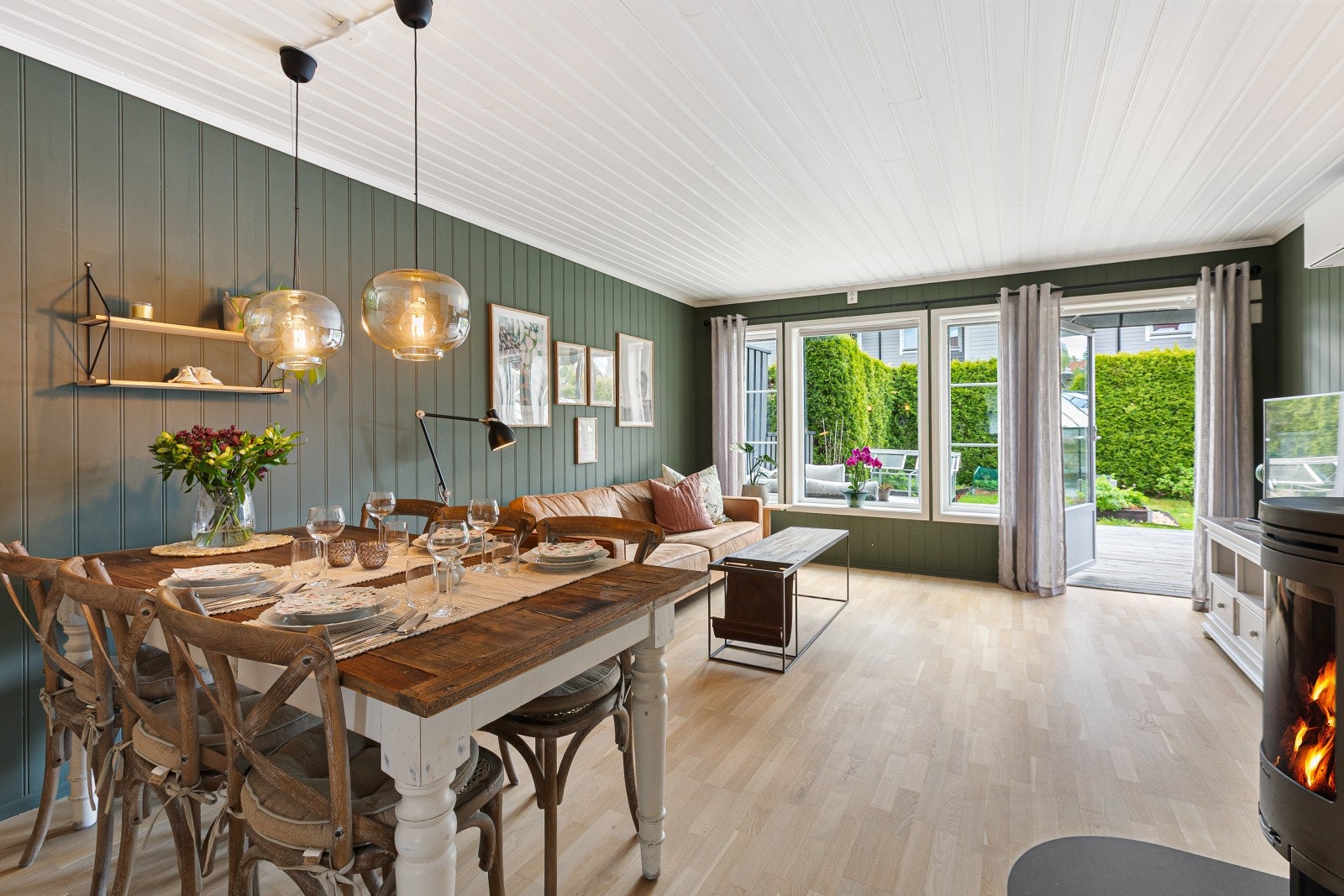 Stuen er romslig og innbydende, med god plass til både sofagruppe og spiseplass. Galleribilde