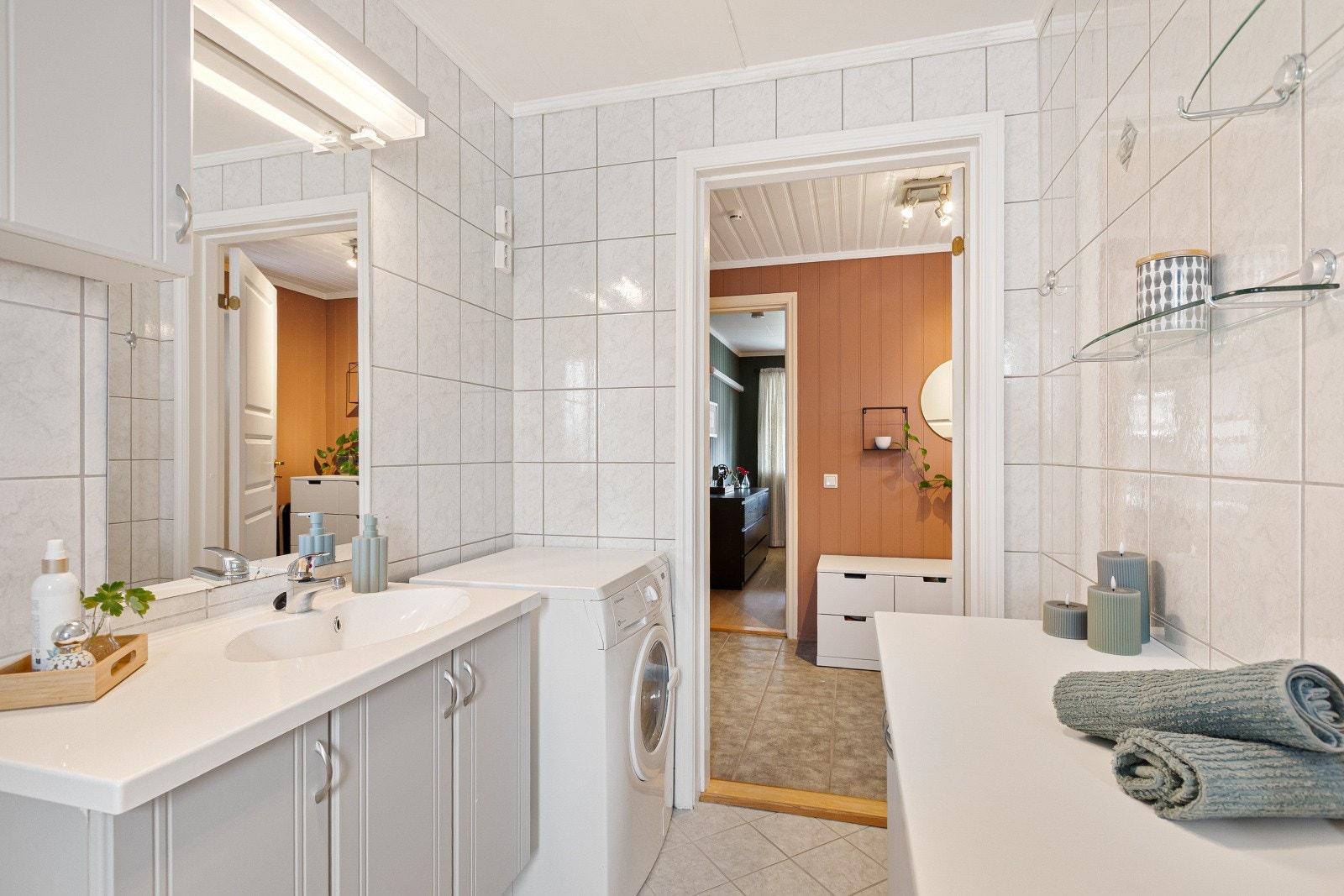 Innredningen består av en malt servantinnredning med tilhørende skapseksjon, som gir gode oppbevaringsmuligheter. Det er også opplegg for vaskemaskin. Galleribilde
