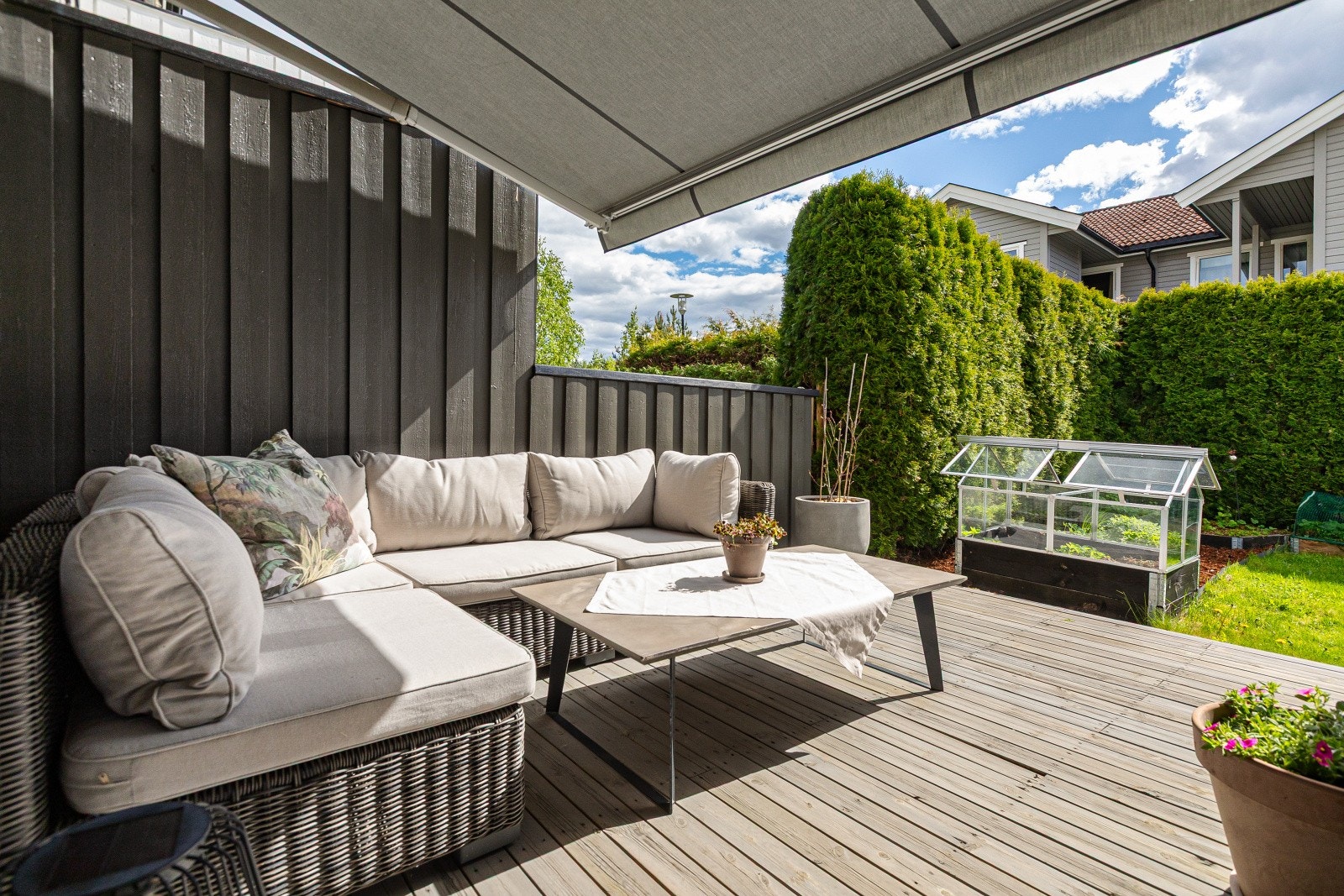 En lun og usjenert del av terrassen, perfekt for en sofagruppe. Galleribilde