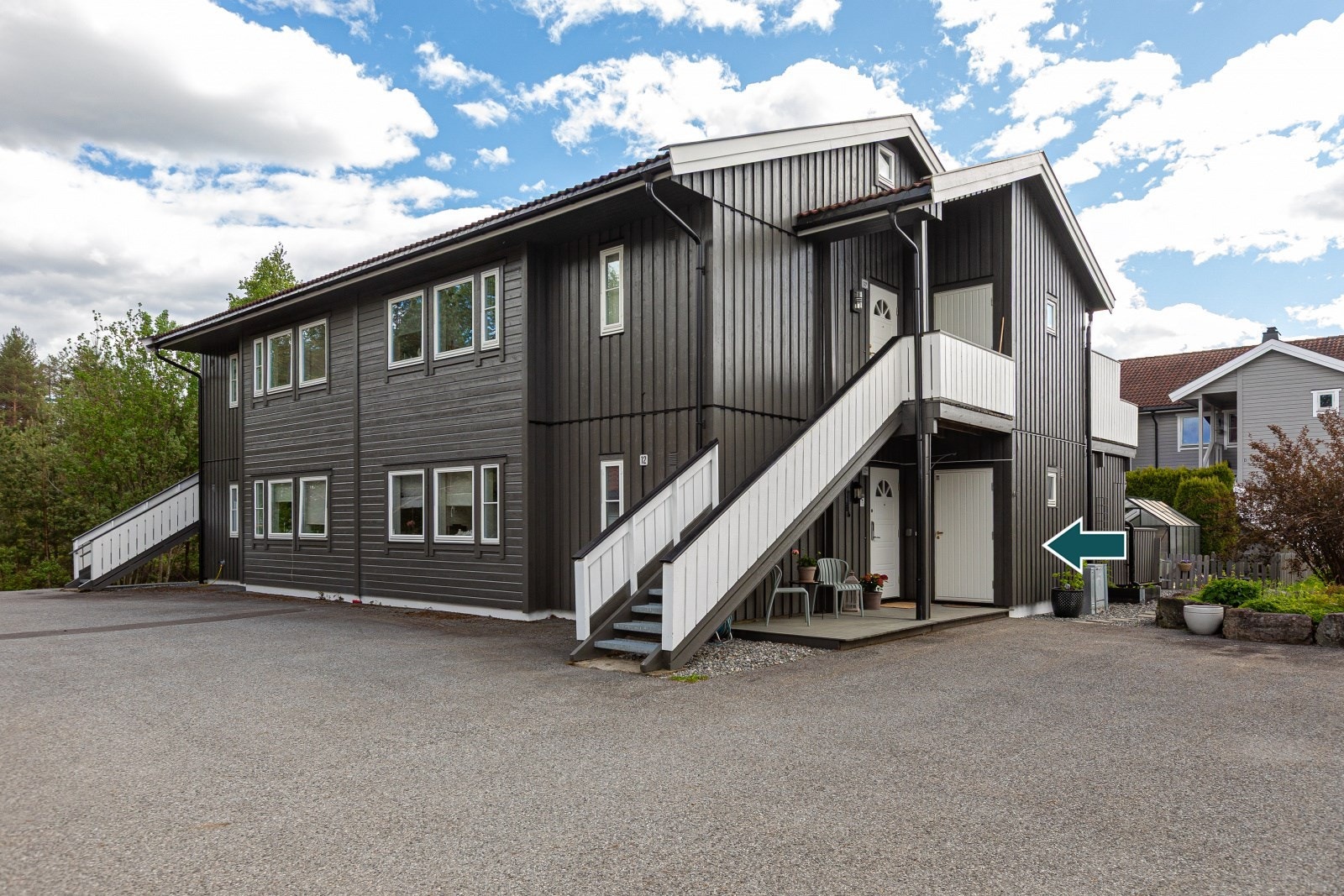 Boligen ligger i et rolig og barnevennlig område på Bekkeberget, med umiddelbar nærhet til Romeriksåsens turmuligheter, barnehage og skole. Galleribilde