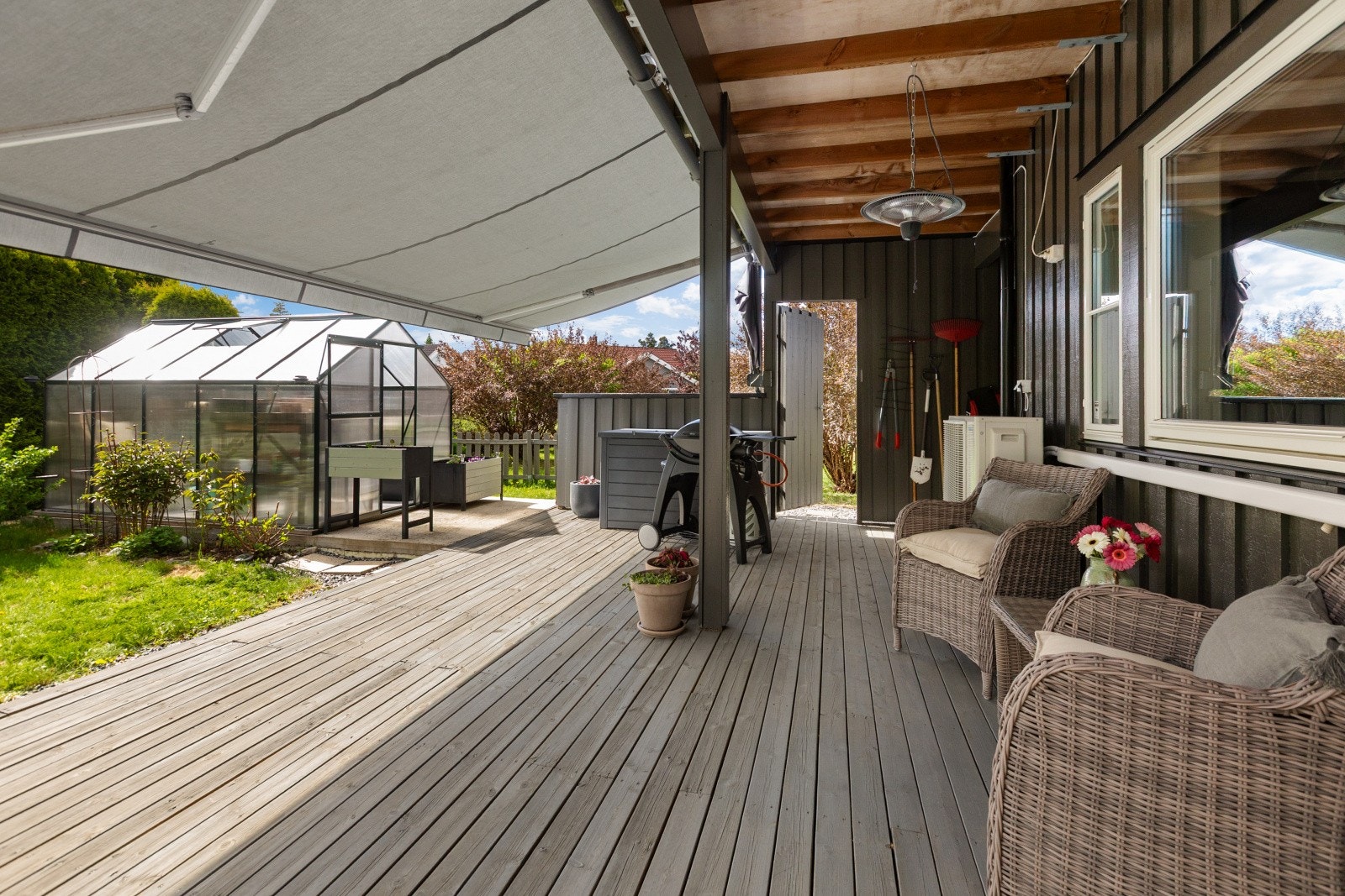 Terrassen er belagt med impregnerte terrassebord og har god plass til både grill og sittegrupper. Galleribilde