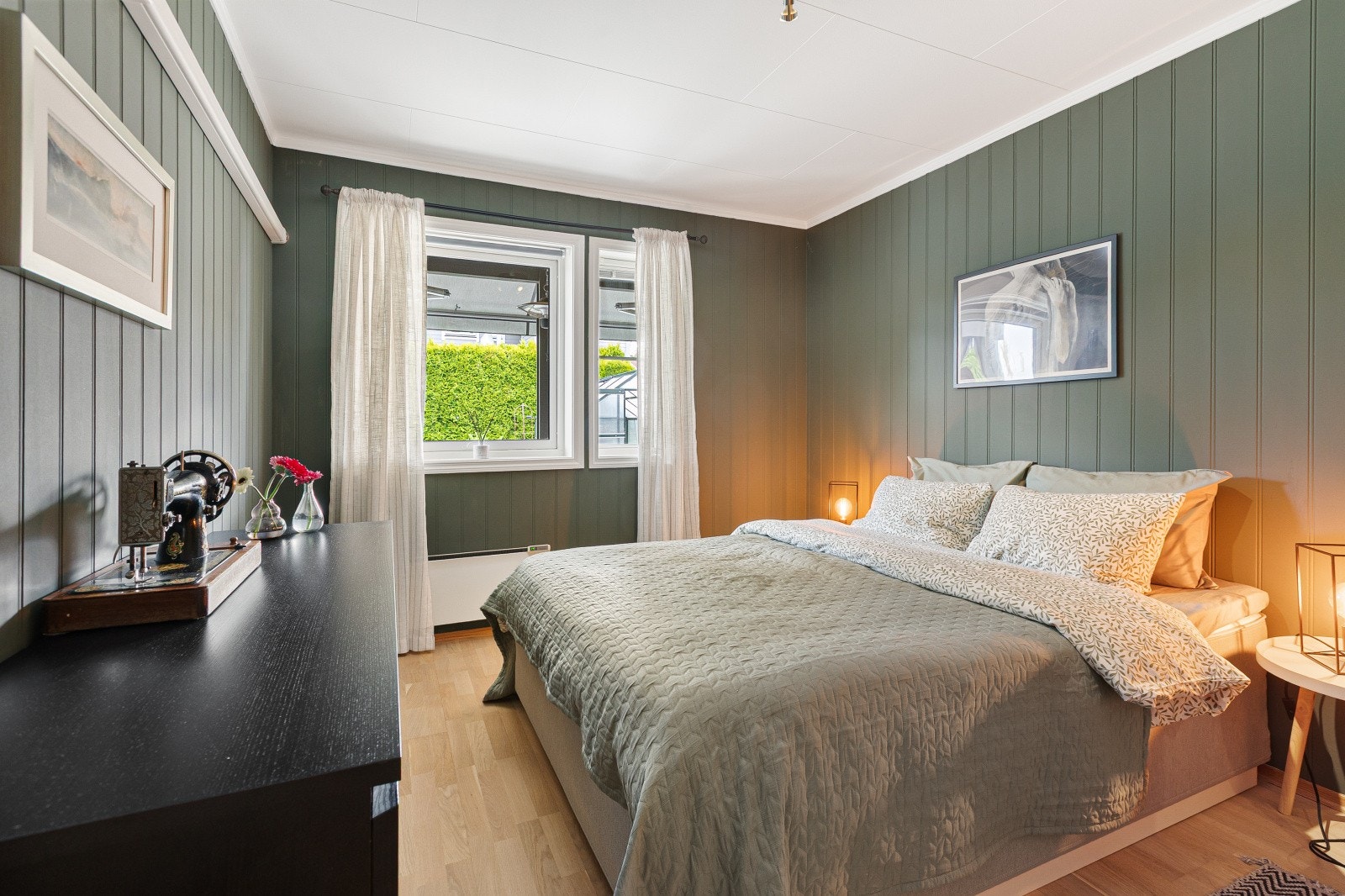 Hovedsoverom med plass til dobbeltseng og garderobeløsning. Galleribilde