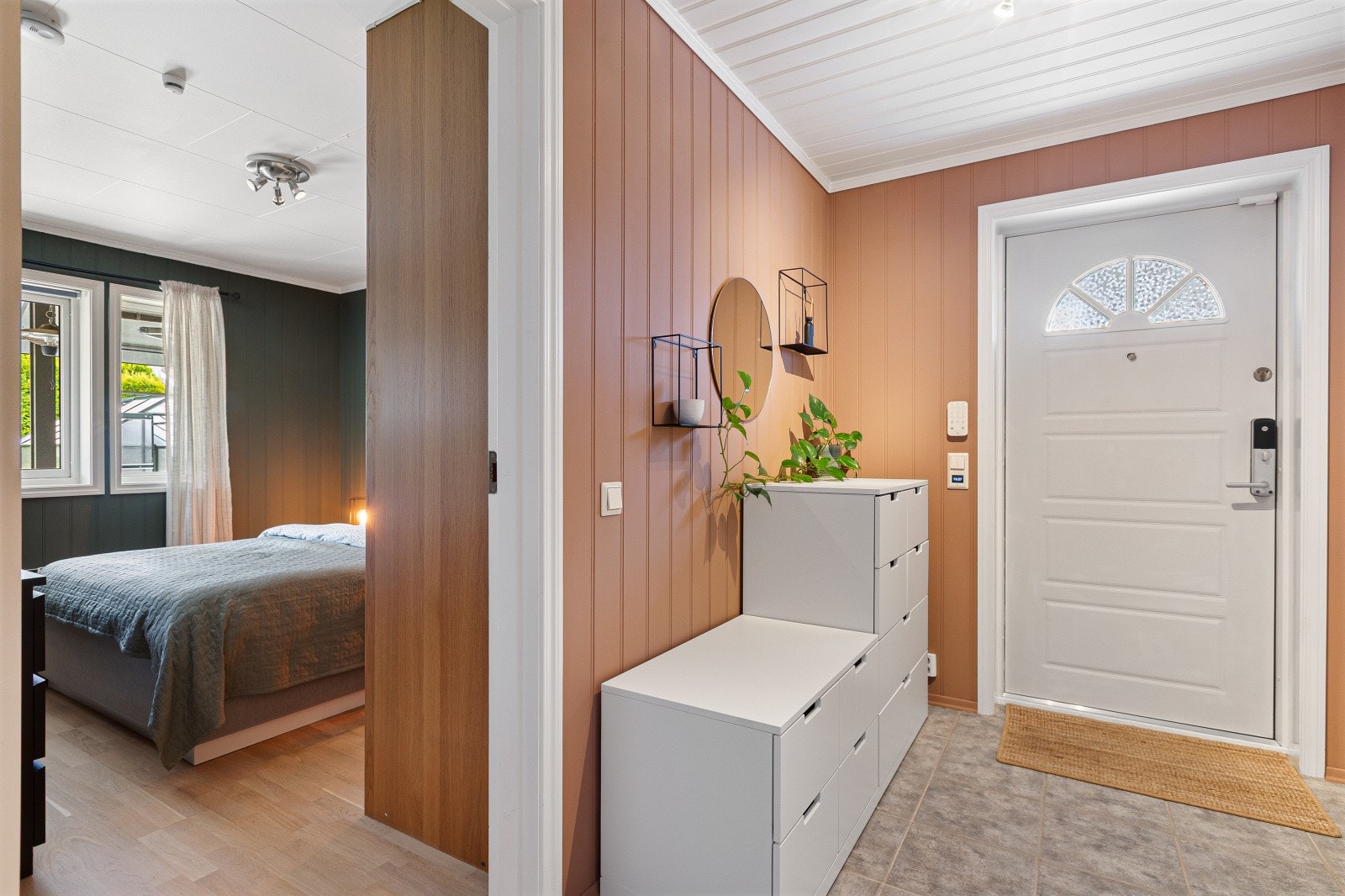 Velkommen inn! Inne i entréen møter du flislagt gulv og smartpanel på veggene. Galleribilde