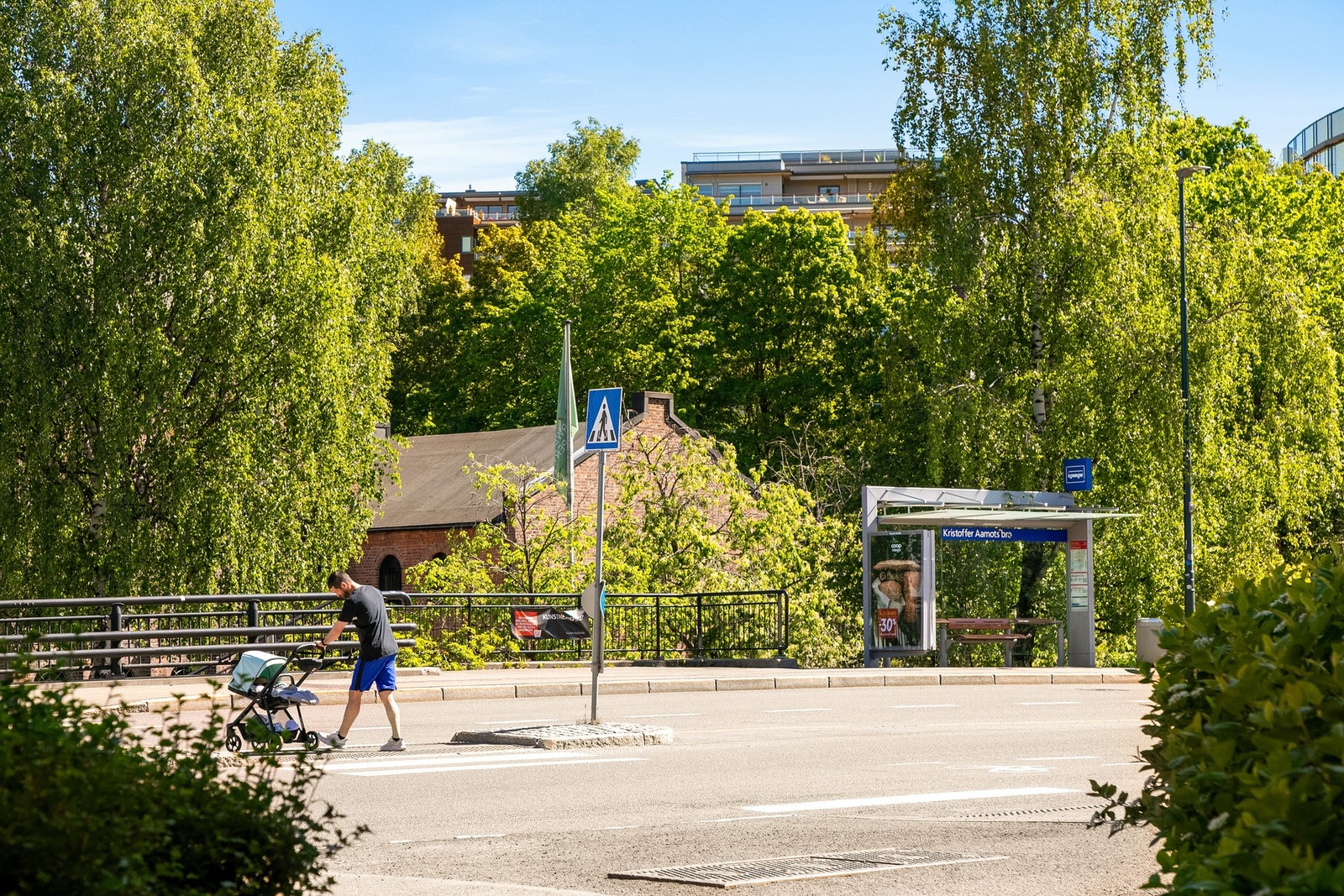 Bussholdeplasser finnes i umiddelbar nærhet, mens T-bane og trikk er innen kort gangavstand. Galleribilde