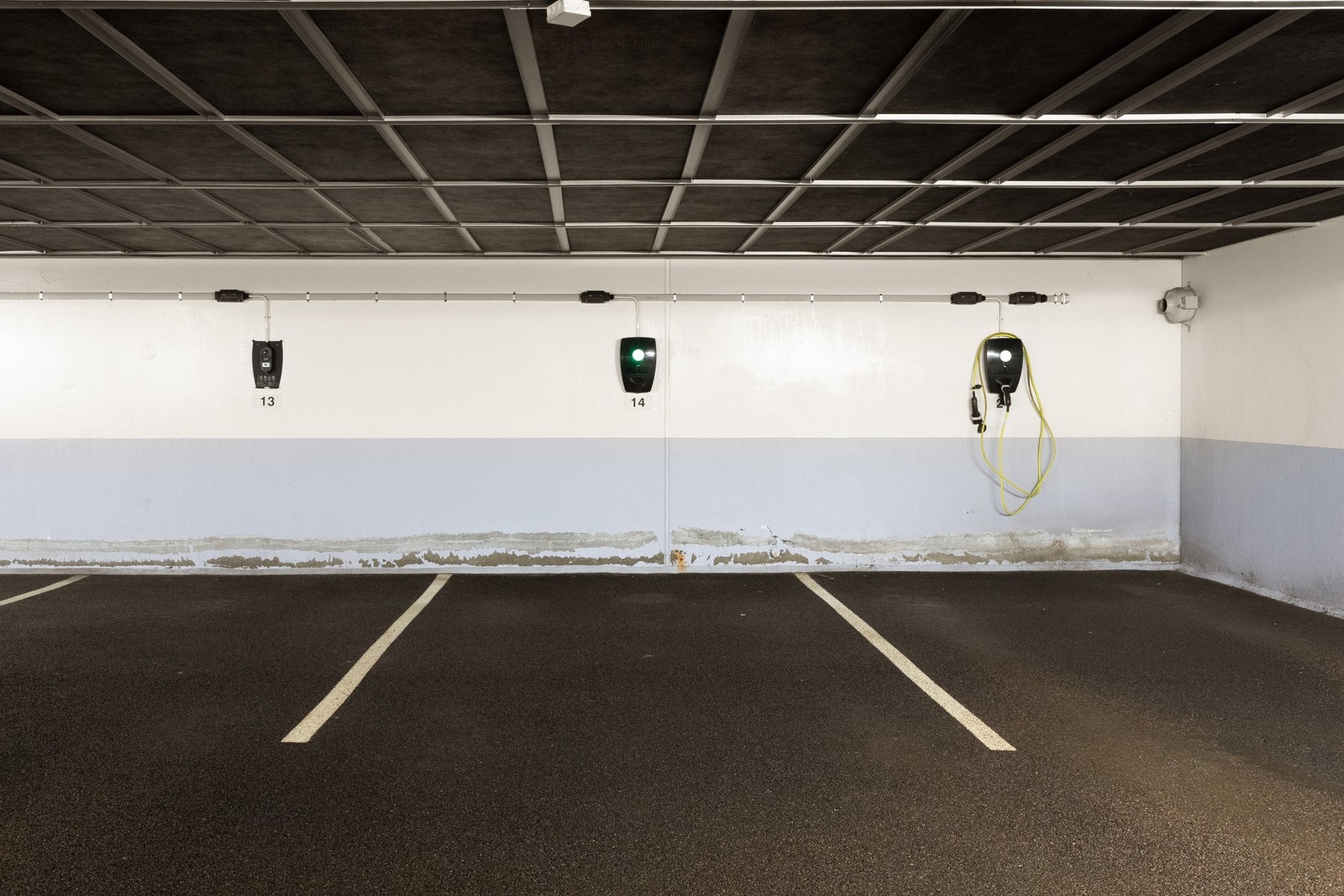 Boligen har en parkeringsplass i parkeringshus i kjelleren som følger leiligheten og er inkludert i leien. Adkomst med heis til leilighetene. Elbil lader er montert Galleribilde