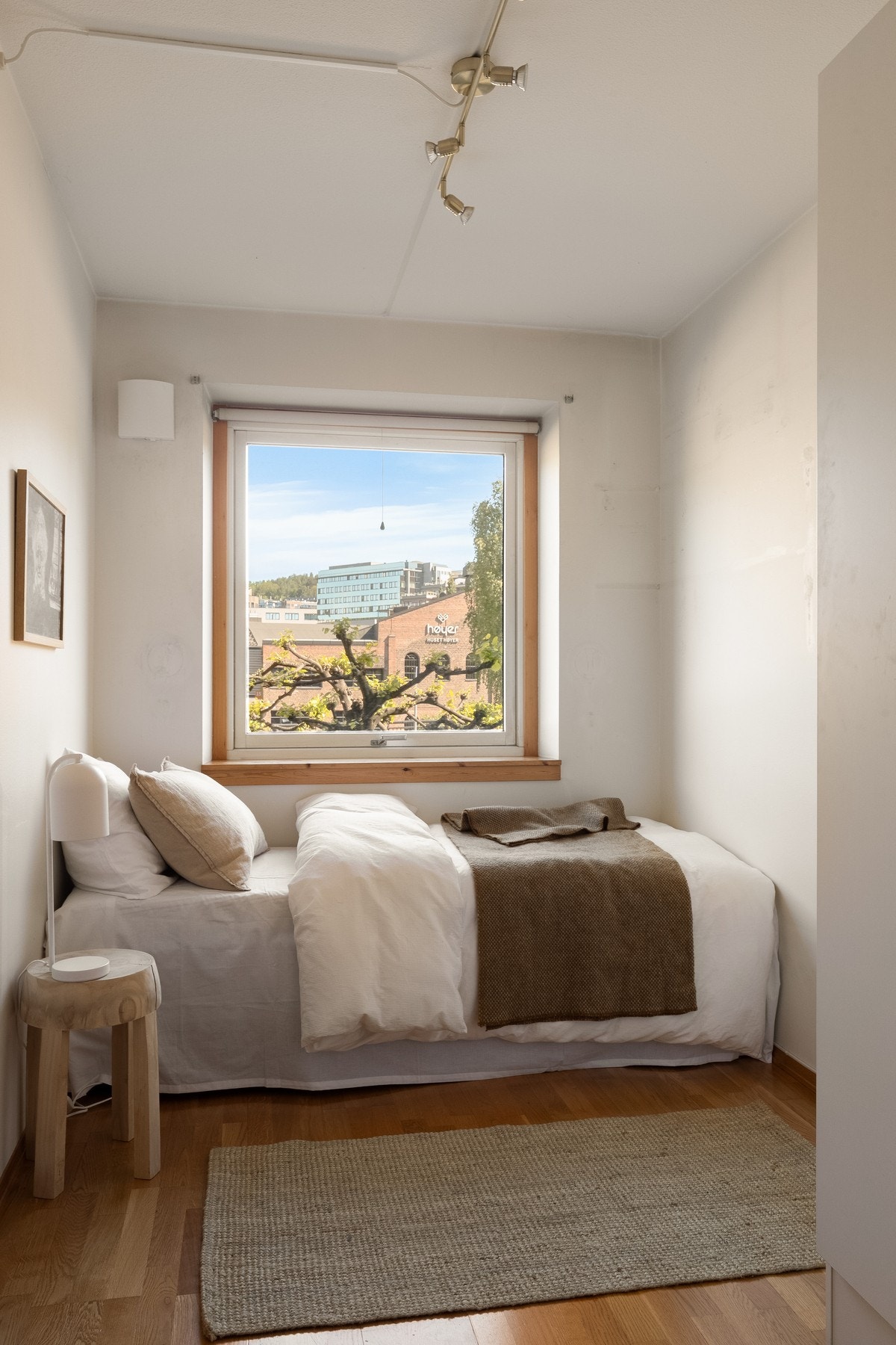 Lyse soverom med plass til seng, nattbord og garderobeskap. Rommene passer perfekt som gjesterom, barnerom, kontor eller en kombinasjon av dette. Galleribilde
