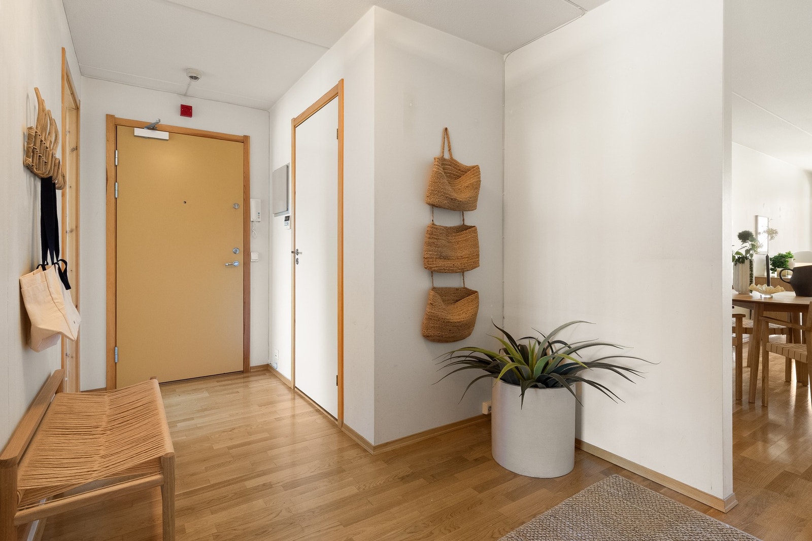 Fin entré/gang med adgang til innvendig bod/omkledningsrom. Galleribilde