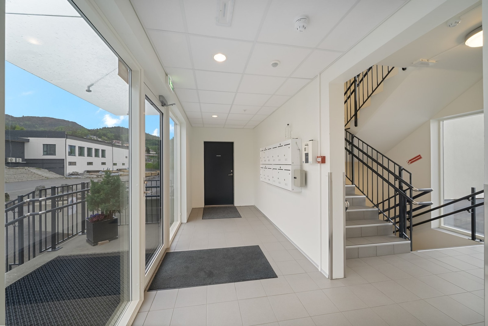 Felles inngangsparti. Leiligheten ligger i 1. etasje. Galleribilde