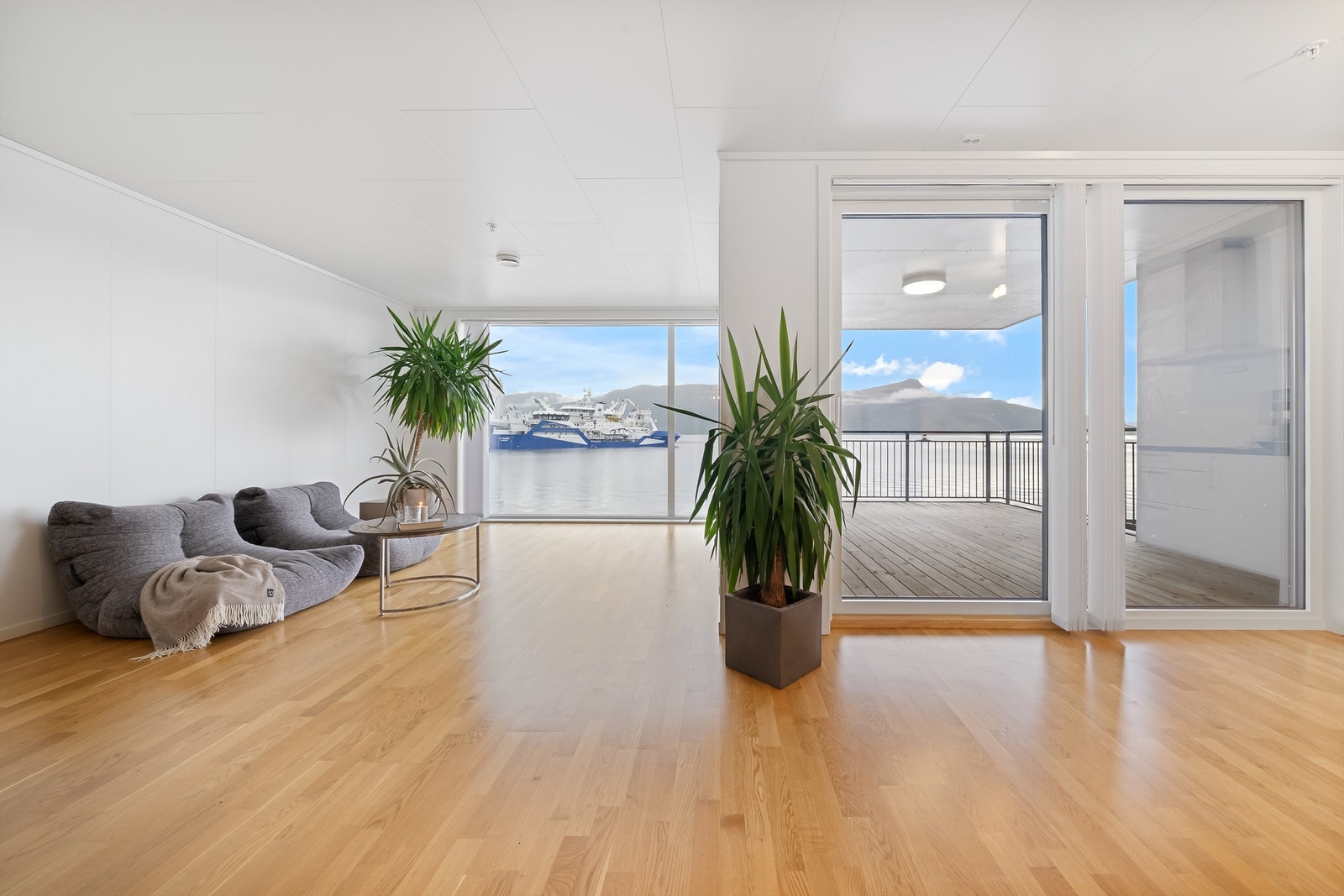 Romslig stue med plass til både stor spisestue og sofagruppe. Galleribilde