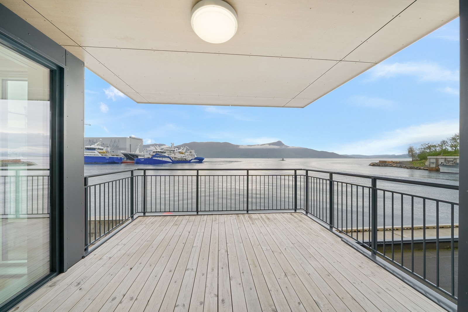 Stor veranda med nydelig utsikt. Galleribilde