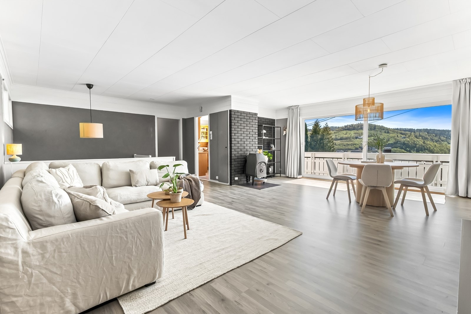 Lys og trivelig stue med store vindusflater i front. Galleribilde