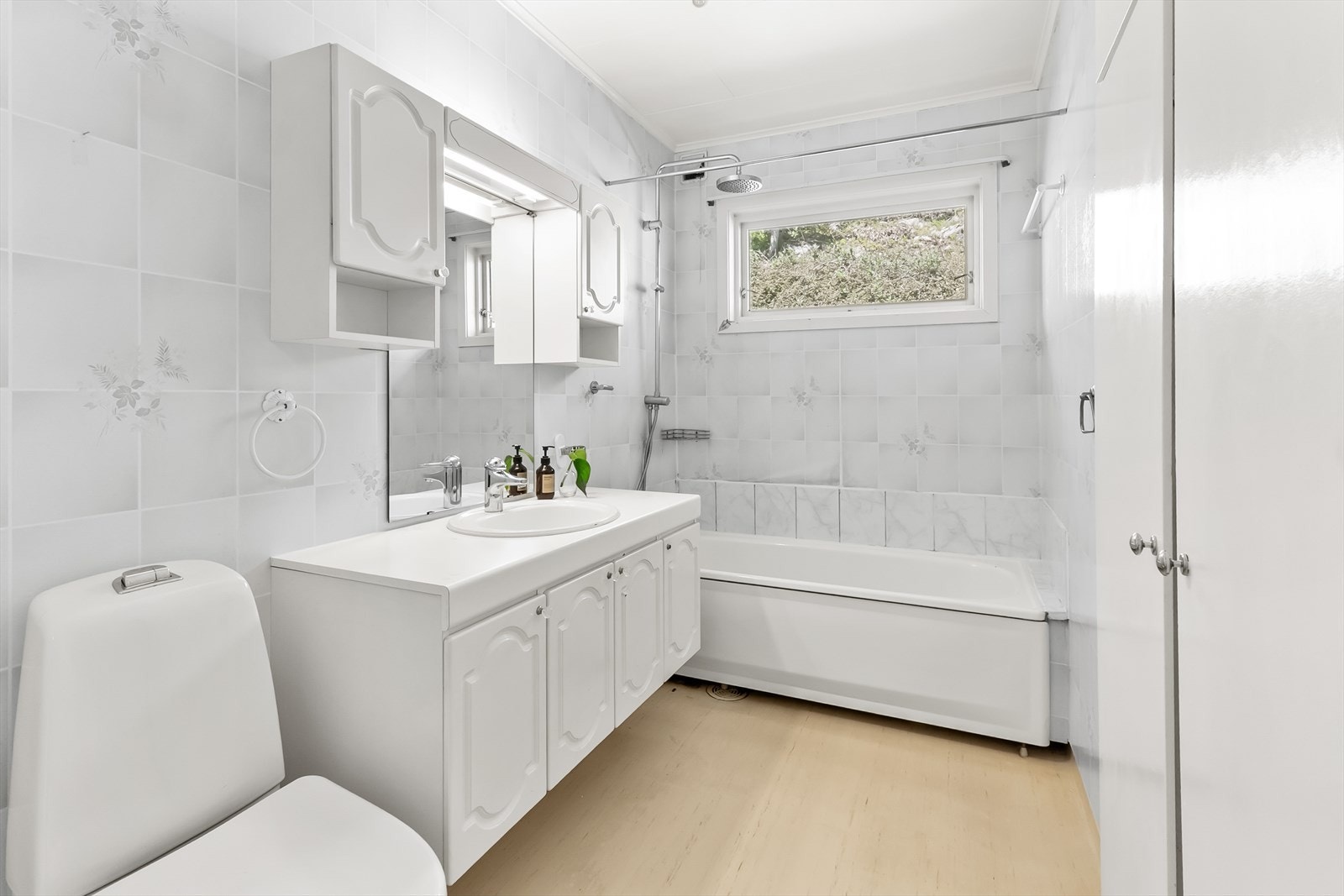 Badet er innredet med wc, badekar og servant med oppbevaringsmuligheter. Galleribilde
