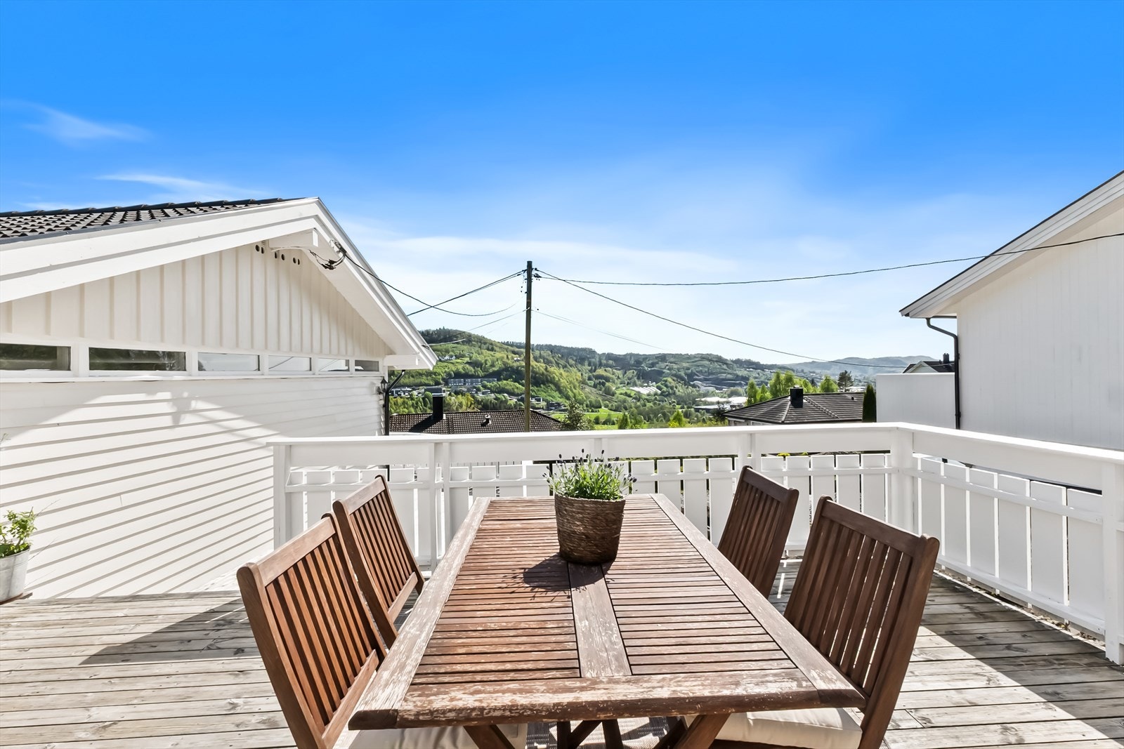 Flotte terrasseområder rundt boligen med gode solforhold. Galleribilde