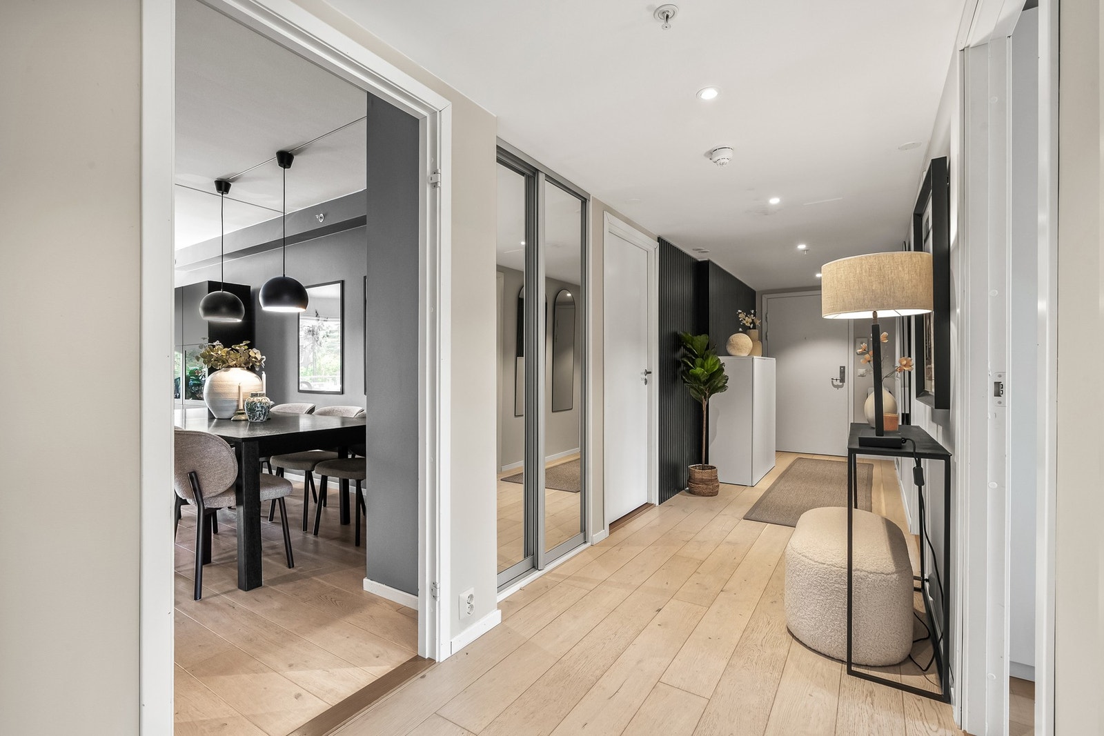 Leiligheten har en innbydende og romslig entré, med downlights i himling. Her er det fin plass til kommode og knaggrekke. Eier har fått montert en plassbygd skyvedørsgarderobe, som gir ytterligere med lagringsplass. Galleribilde