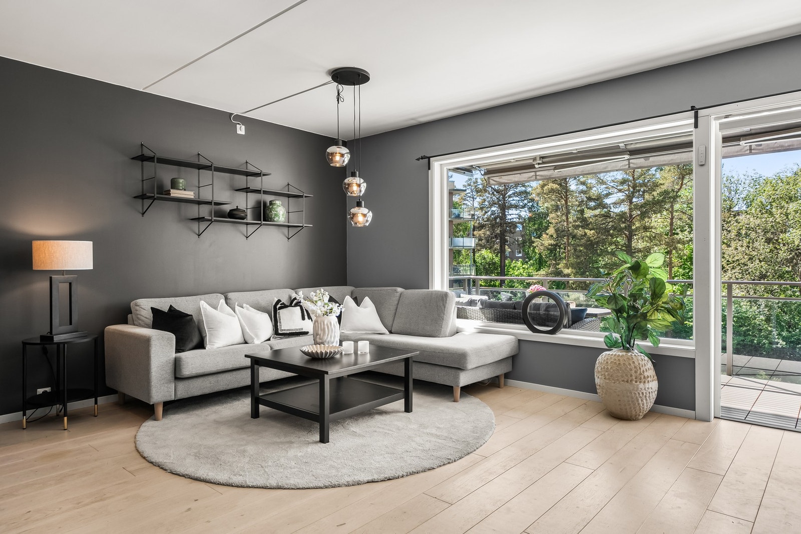 Leiligheten har en romslig stue, med god plass til sofagruppe ved vindu. De stor vindusflatene slipper inn rikelig med naturlig lys, og gir en god romfølelse. Galleribilde