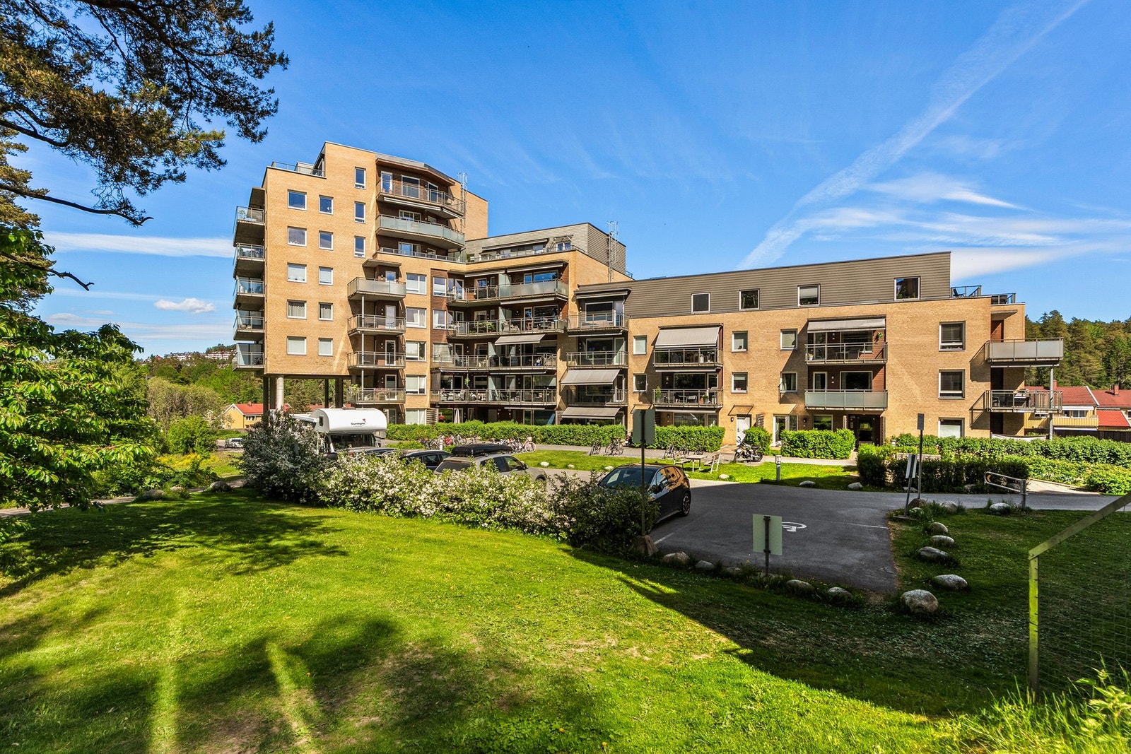 Boligen ligger fint plassert i 4.etasje. Det medfølger en lagringsbod i kjeller, på 4,9 kvm. Galleribilde