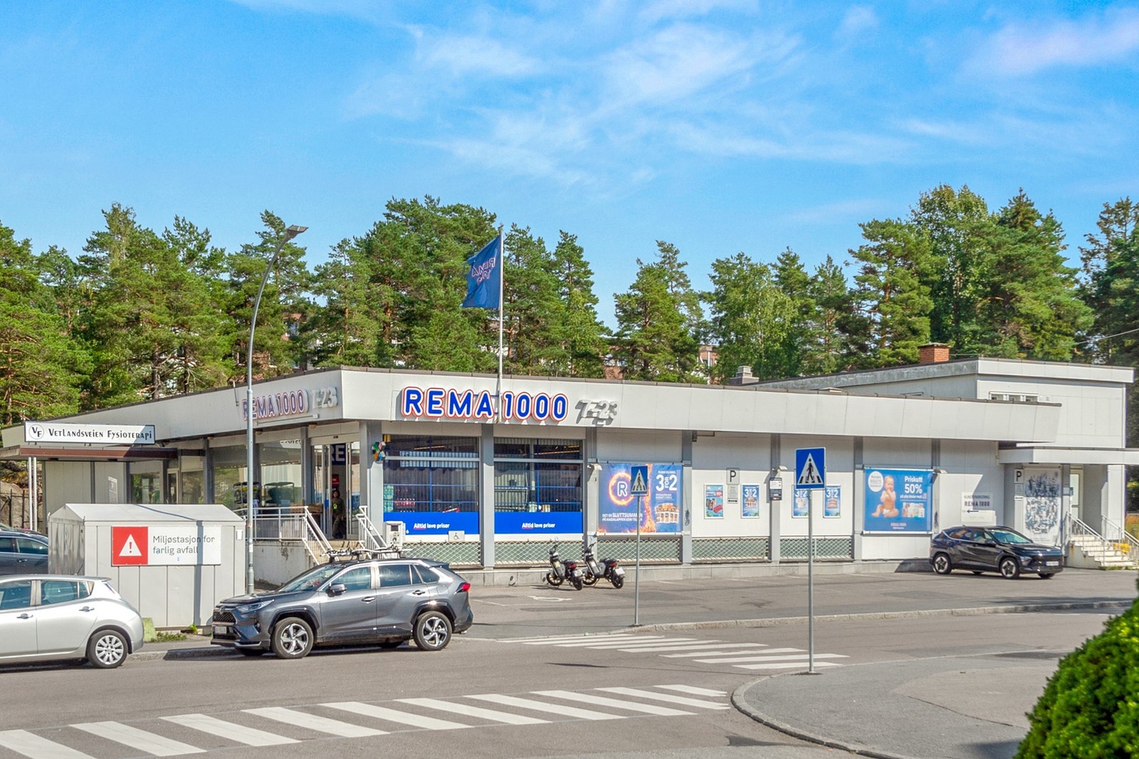 Fra leiligheten er det under fem minutters gange til nærmeste dagligvarebutikk. Hit kommer du enkelt via gangvei. Galleribilde