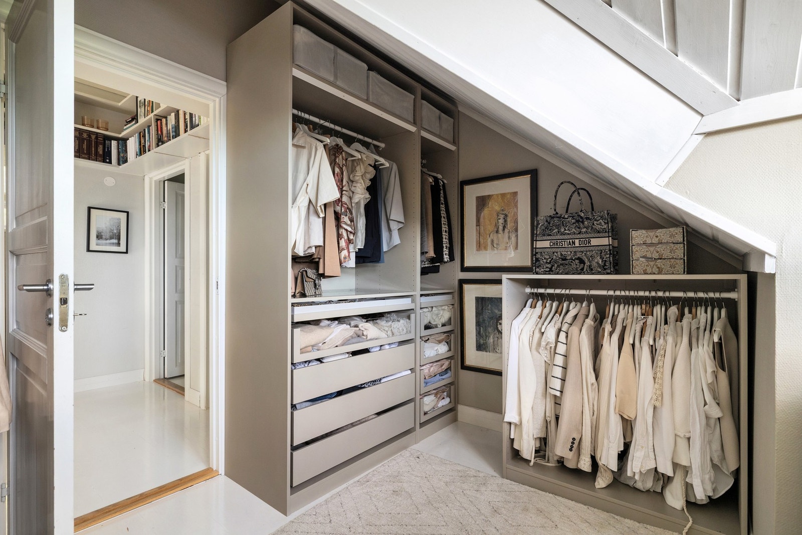 Ett av soverommene benyttes i dag som walk-in closet (soverom 2) Galleribilde