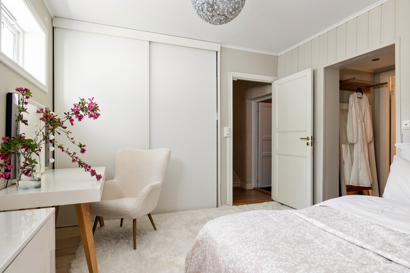 Her er det god plass til oppbevaring av klær i skyvedørsgarderobe Galleribilde