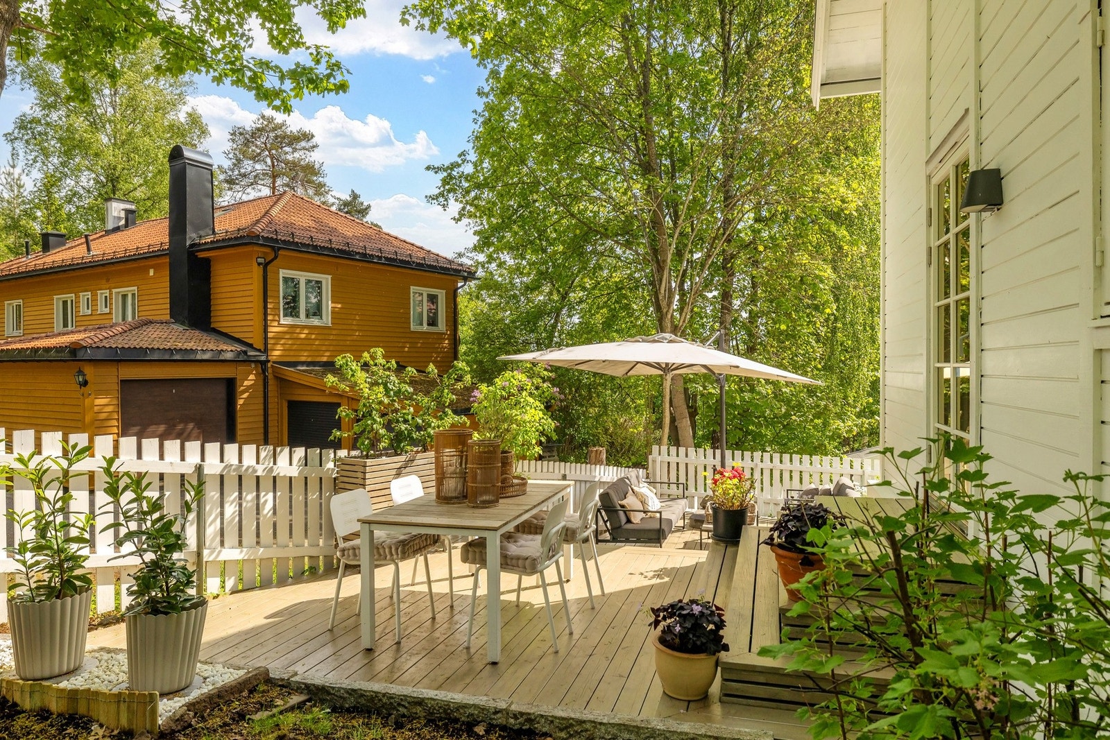 Terrassen nyter godt av morgensolen og er perfekt for frokost og morgenkaffe Galleribilde