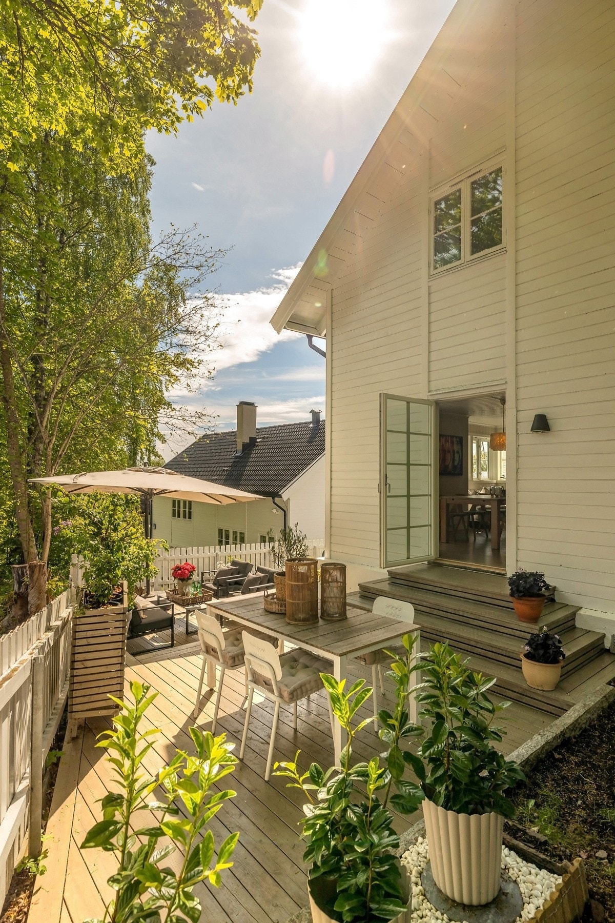 Boligen har en romslig terrasse på ca. 35 kvm som går over to nivåer med adkomst fra både kjøkken og hage Galleribilde