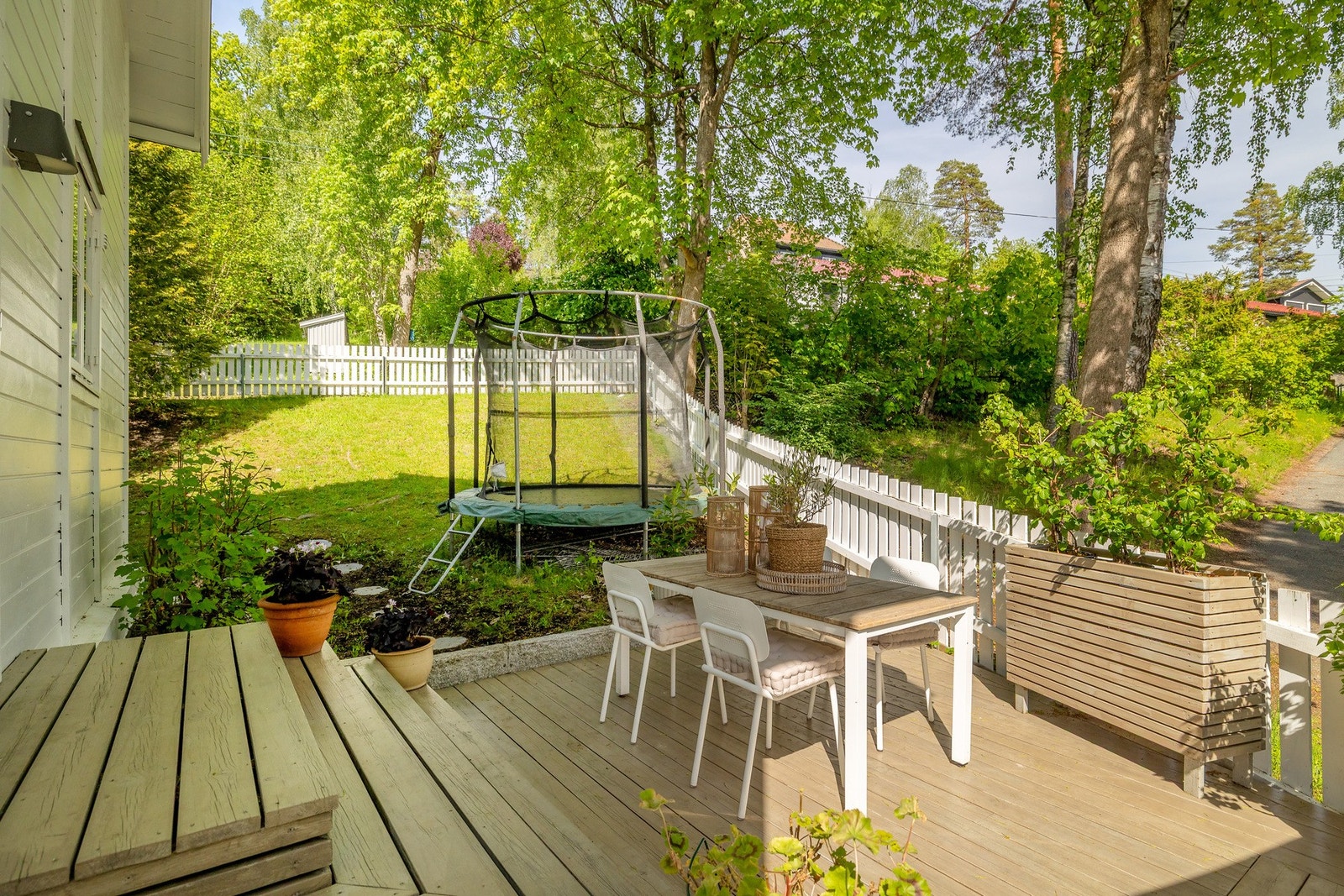 På kveldstid er terrassen fortsatt lun og varm, slik at uteplassen kan brukes til langt på kvelden Galleribilde