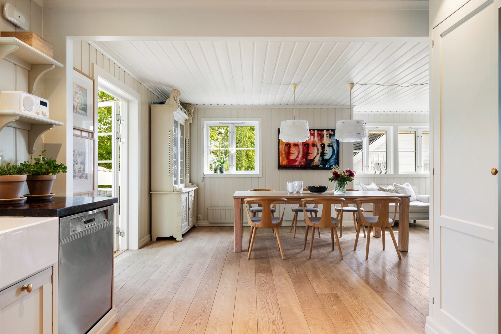 Store vindusflater slipper inn rikelig med naturlig lys Galleribilde