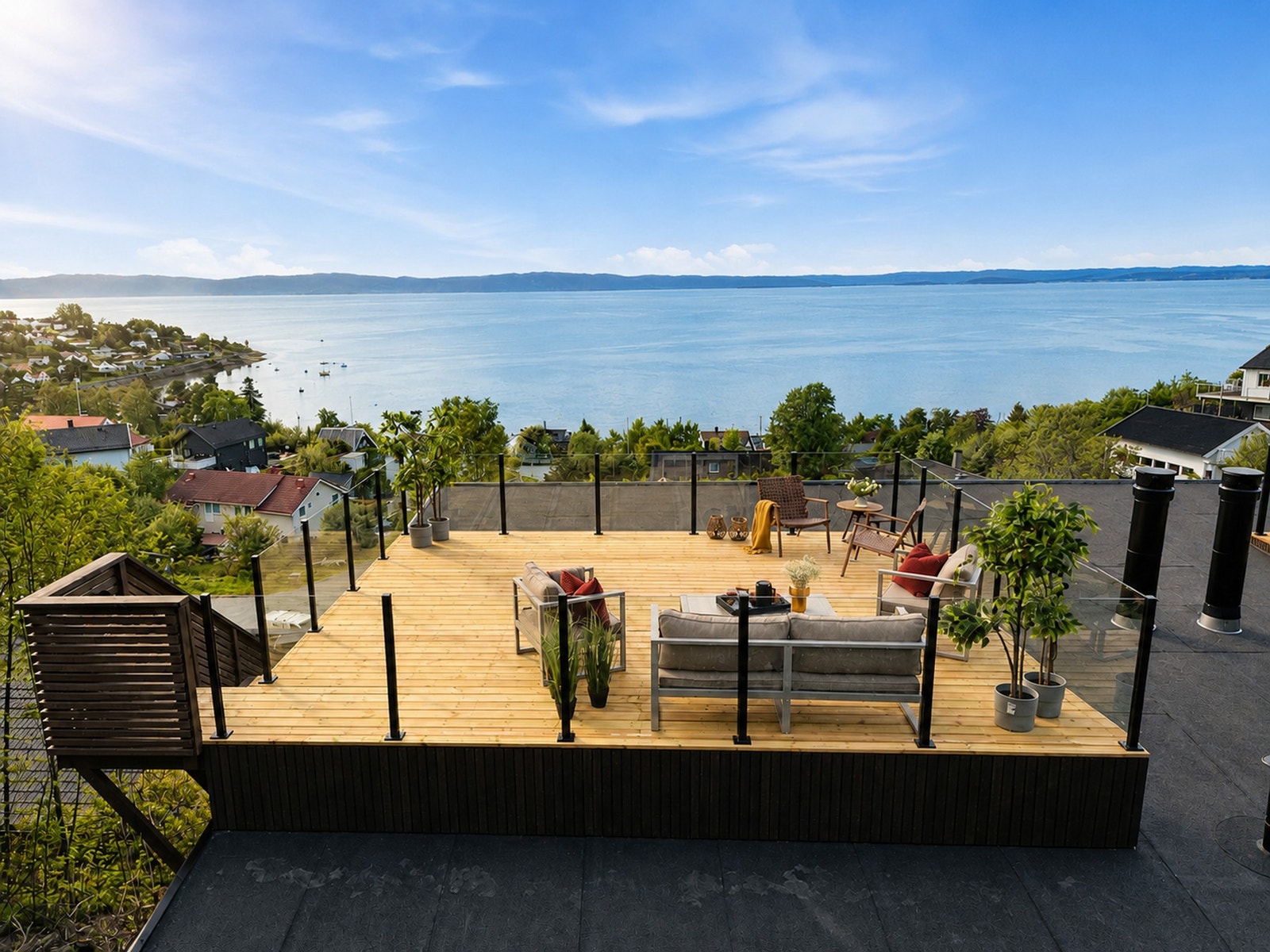Fra takterrassen, med adkomst via trapp fra balkongen, får du en fenomenal panoramautsikt over Trondheimsfjorden! Galleribilde