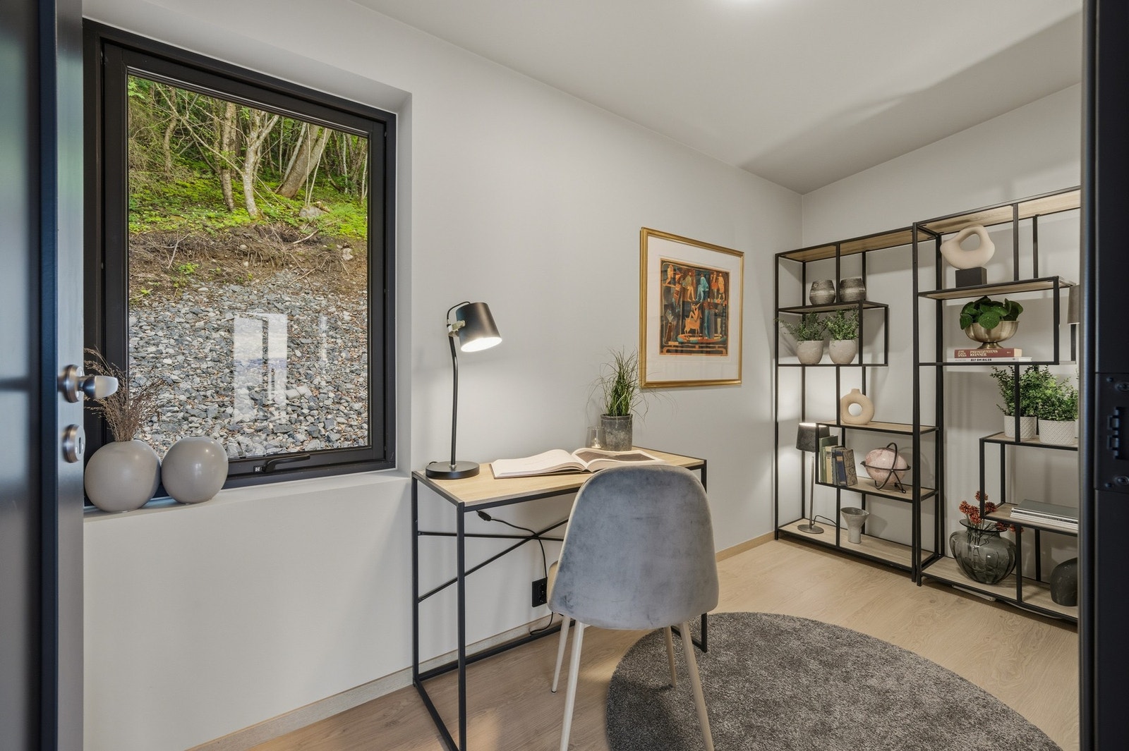 Soverom/kontor med adkomst fra stuen på ca. 6 kvm. Rommet egner seg også svært godt som gjesterom eller kontor. Galleribilde
