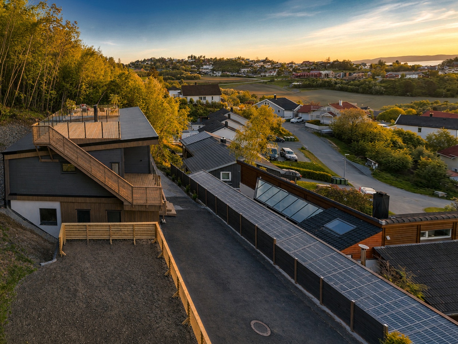 Boligen har fast parkeringsplass i felles carport med nabo, samt tilhørende privat sportsbod. Galleribilde