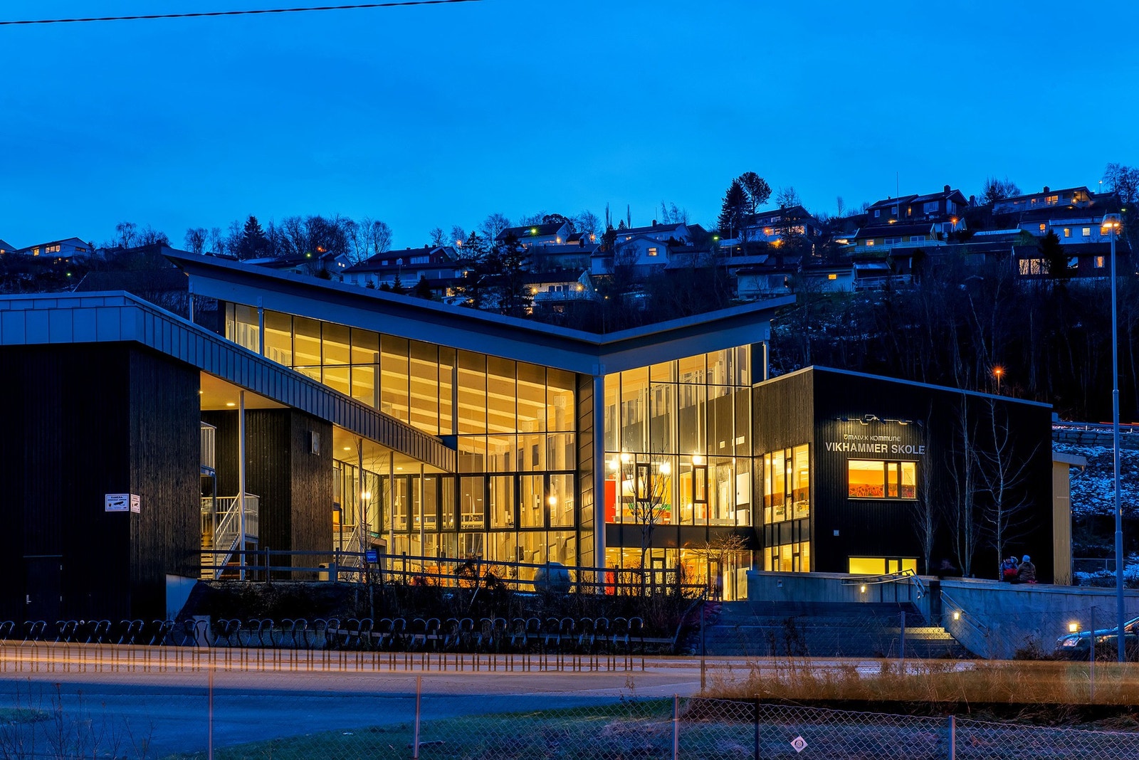 Vikhammer skole ligger ca. 10 min gange unna boligen. Galleribilde