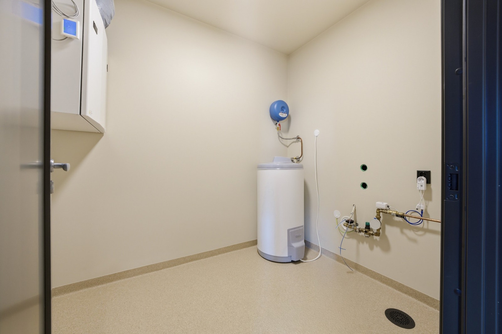 Praktisk innvendig bod/teknisk rom med gode oppbevaringsmuligheter. Rommet har sluk og er tilrettelagt for etablering av opplegg for vaskemaskin. Galleribilde
