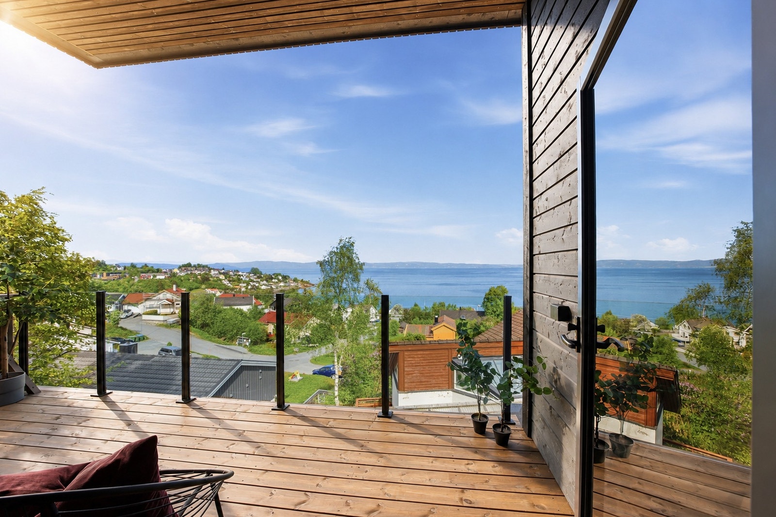 Romslig overbygd balkong med god plass til sittegruppe og grill m.m. Galleribilde