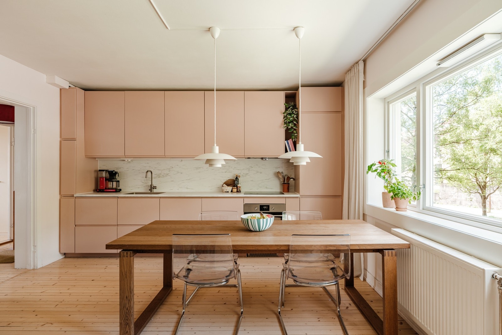Stilrent kjøkken fra IKEA med malte fronter som er godt plasstilpasset. Galleribilde